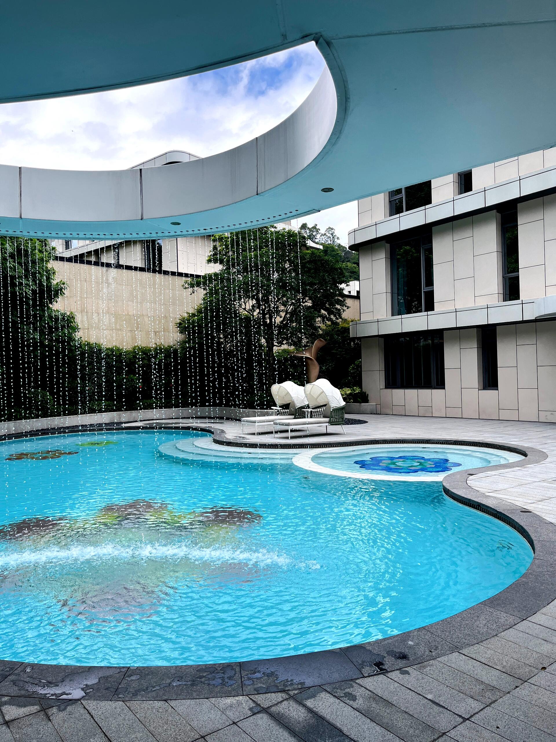 以自然主义为笔触,6.6米挑高艺术客厅串联