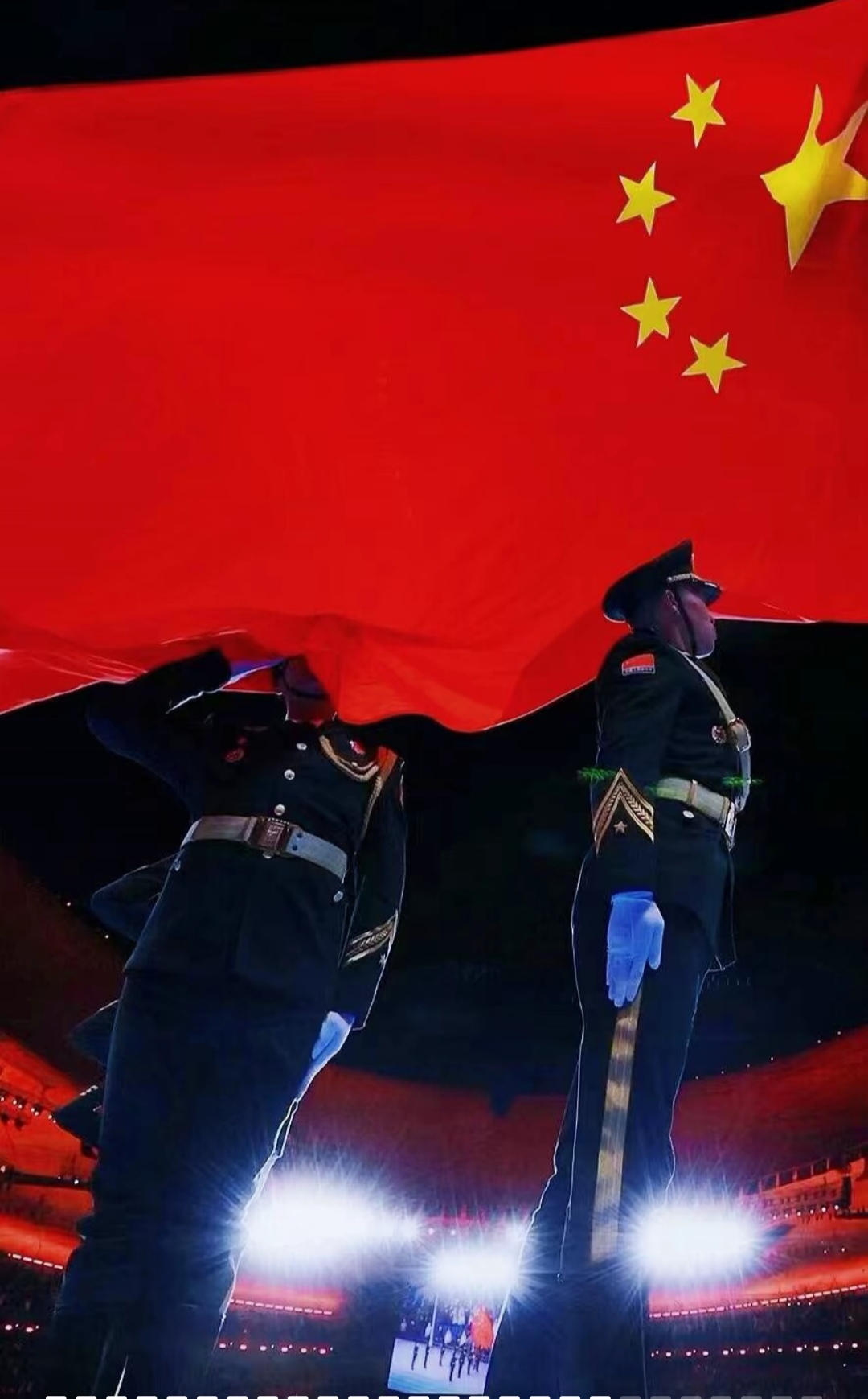 看到国旗在风中飘扬,心中充满了自豪与责任.