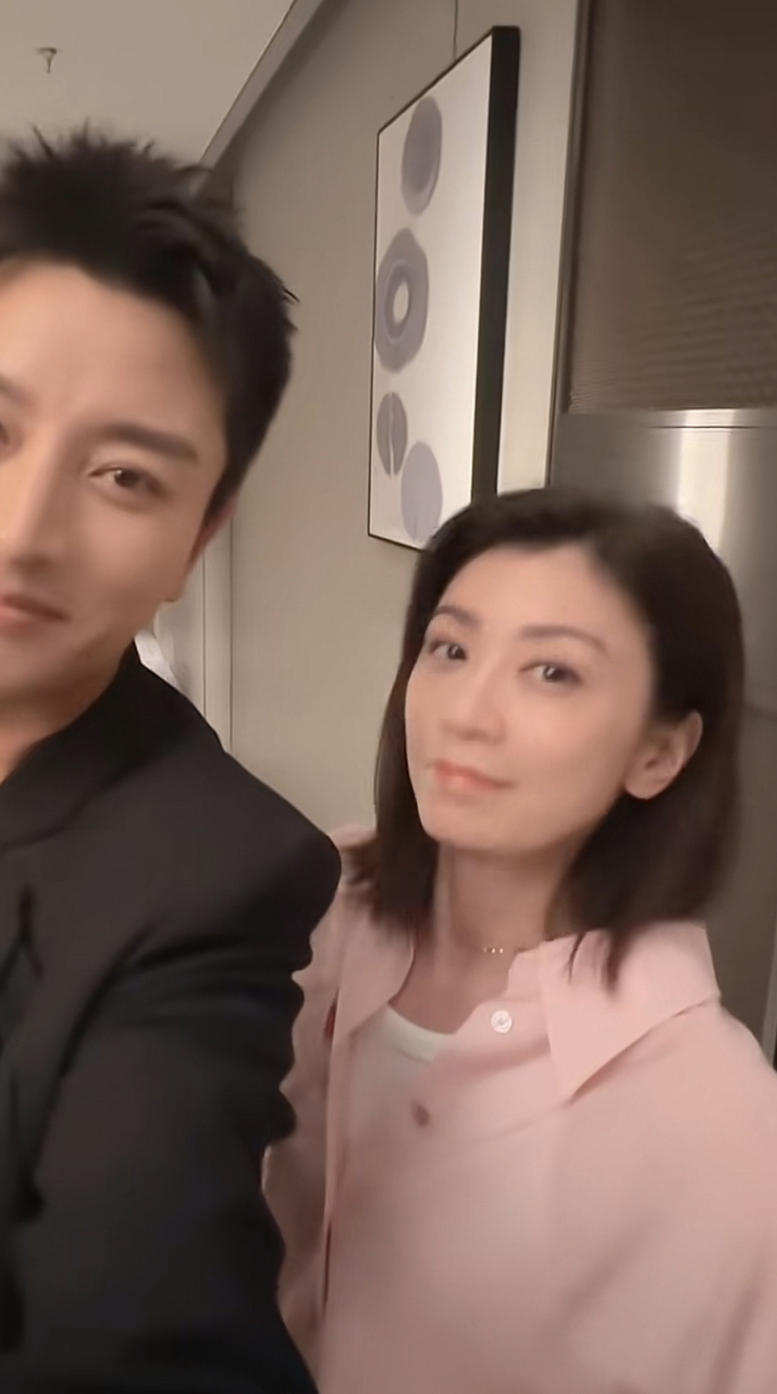 贾乃亮贾静雯甜蜜合拍# 贾乃亮和贾静雯甜蜜合拍,贾乃亮一句"姐姐"