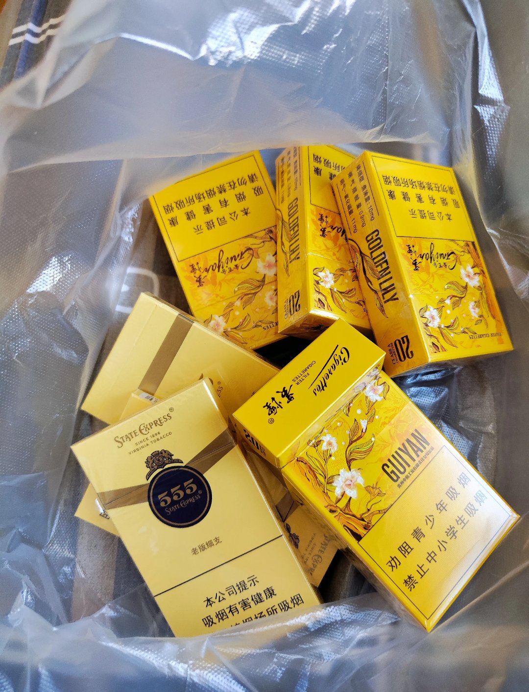 去食杂店买烟金百合贵烟没有成条的仅剩下4盒都让我买了货架上忽然