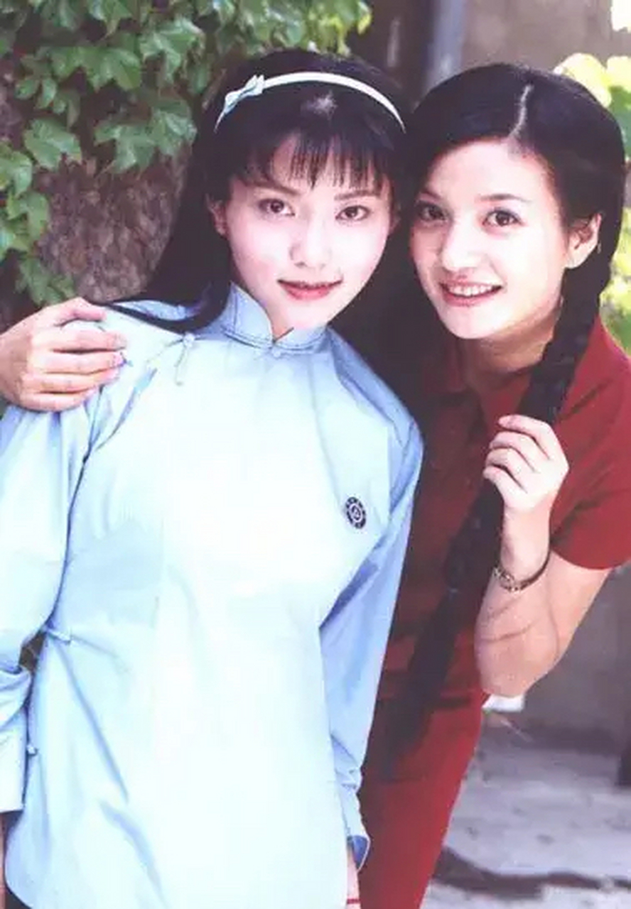 2009年,33岁的李钰病逝,穿着珍珠色的婚纱躺在水晶棺中的她,还是一如