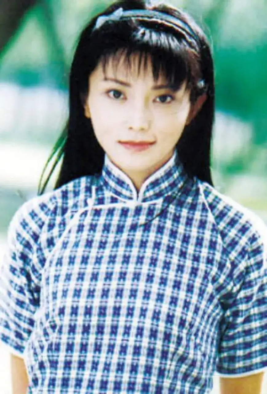 2009年,33岁的李钰病逝,穿着珍珠色的婚纱躺在水晶棺中的她,还是一如