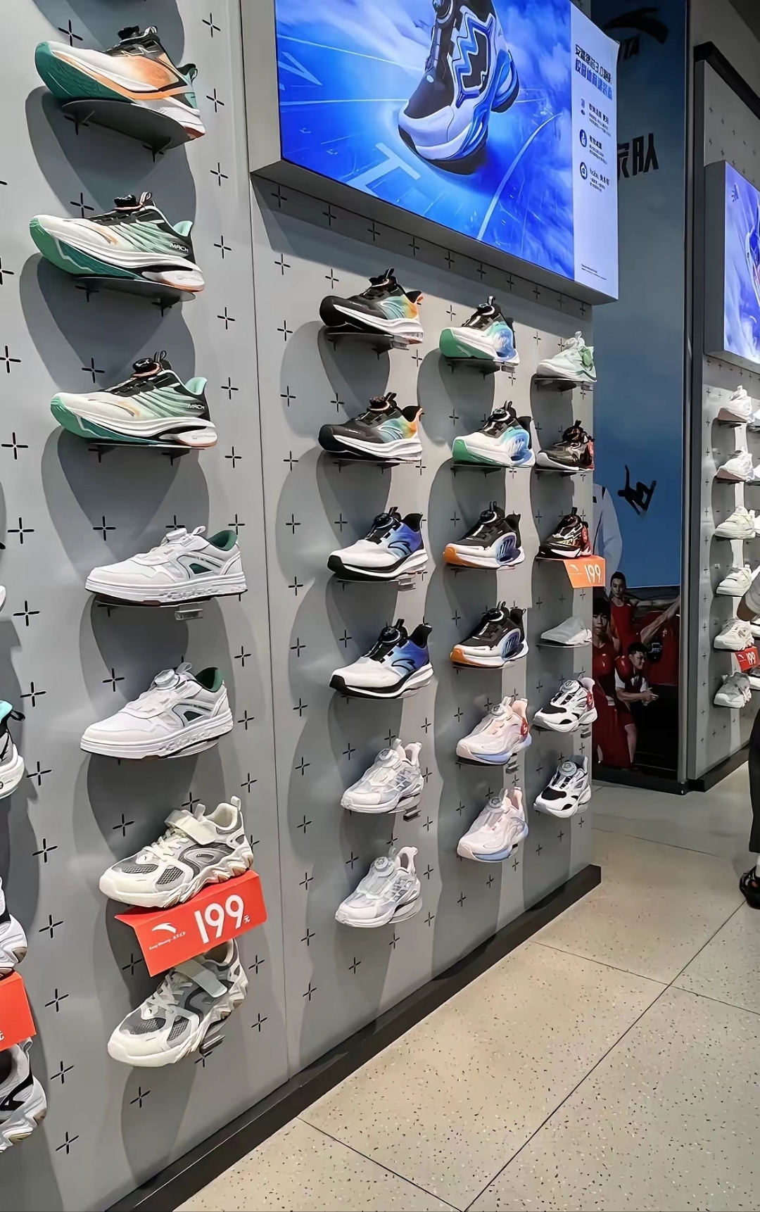 安踏童鞋真的越来越夸张了,实体店里现在动不动一双就要399,499,599!