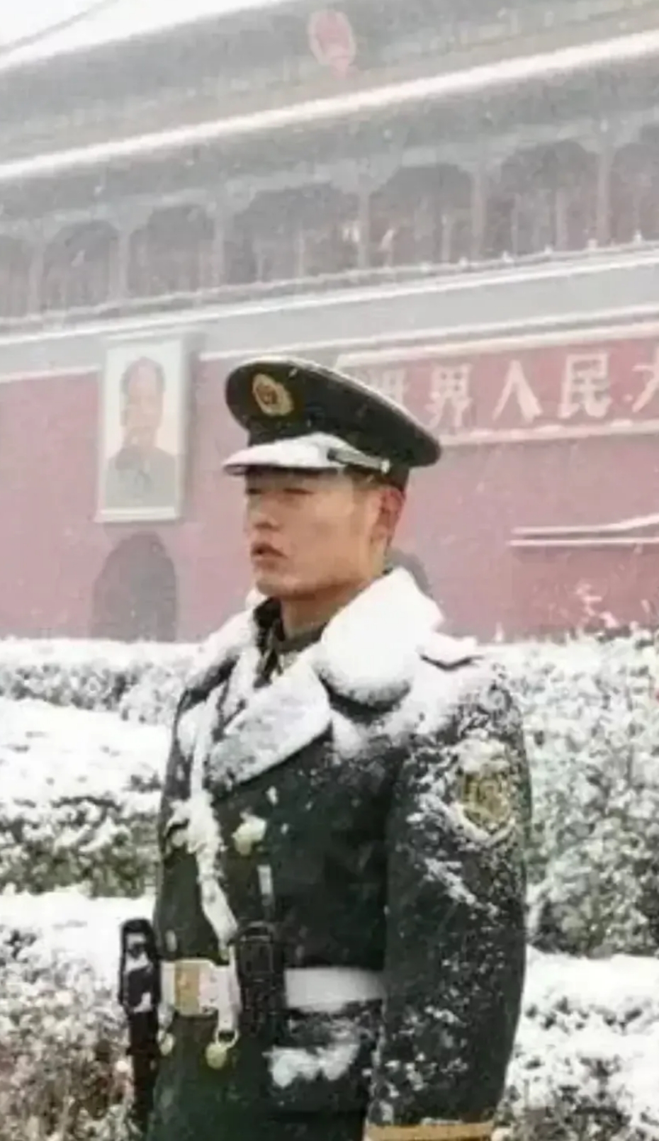 雪天军人站岗图片图片