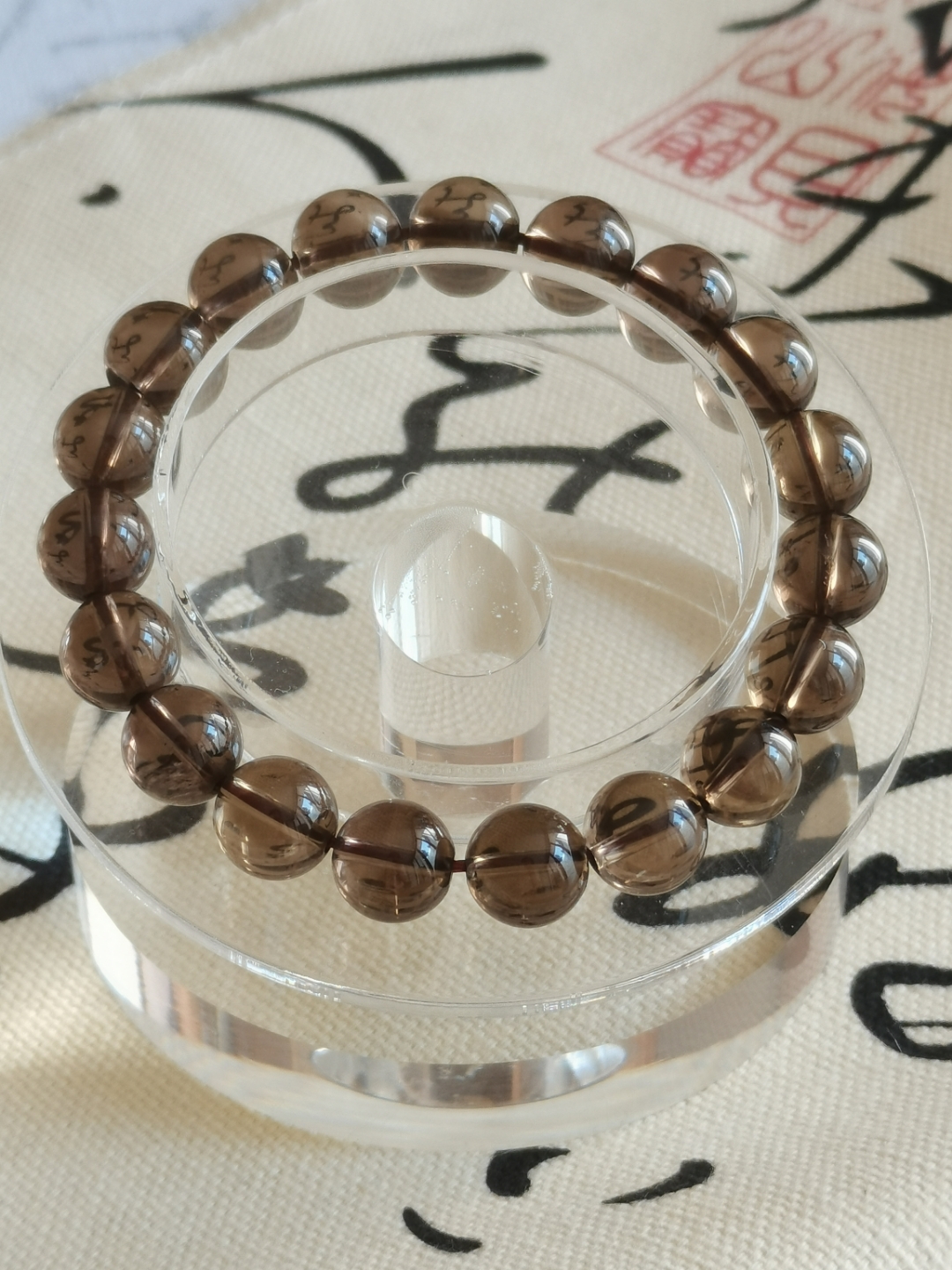 烟水晶手串, 颜色均匀,如烟气一般飘逸, 无杂无棉,通透干净.