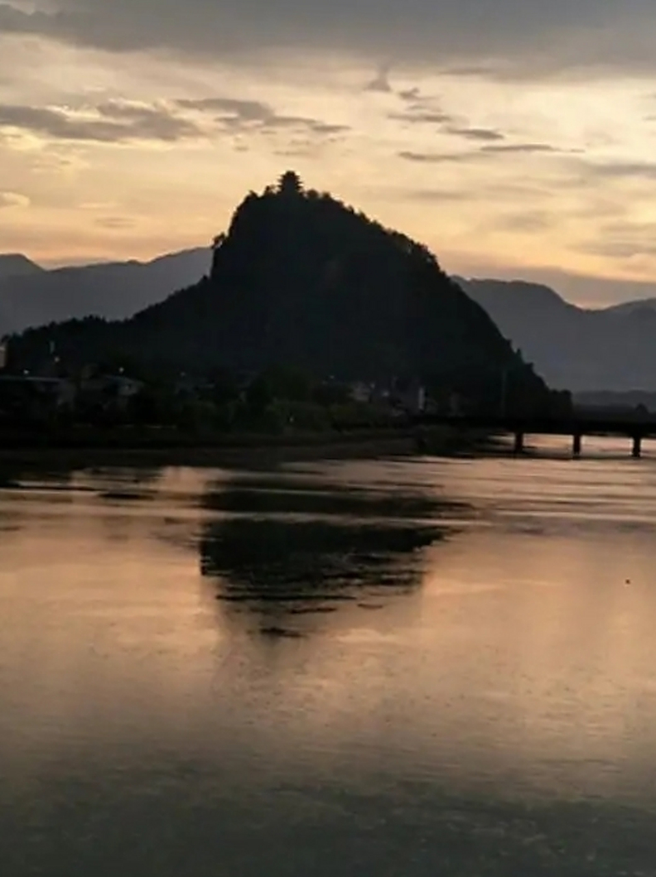 浙江丽水的松阳有一座独山,为松阳古十景 之一,是松阳标志性景观.