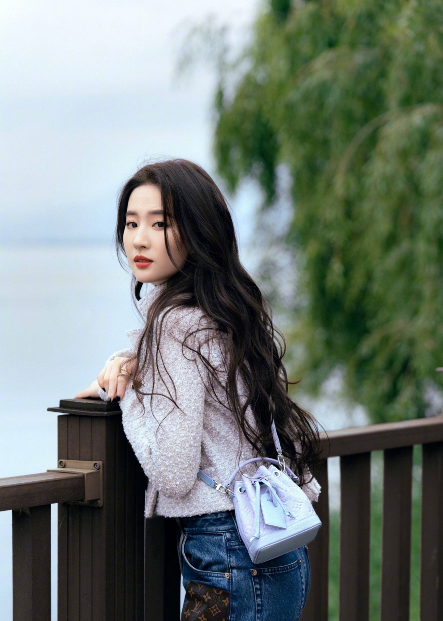 虞书欣的绯闻是对家给炒起来的,她得罪了不少人. 2.