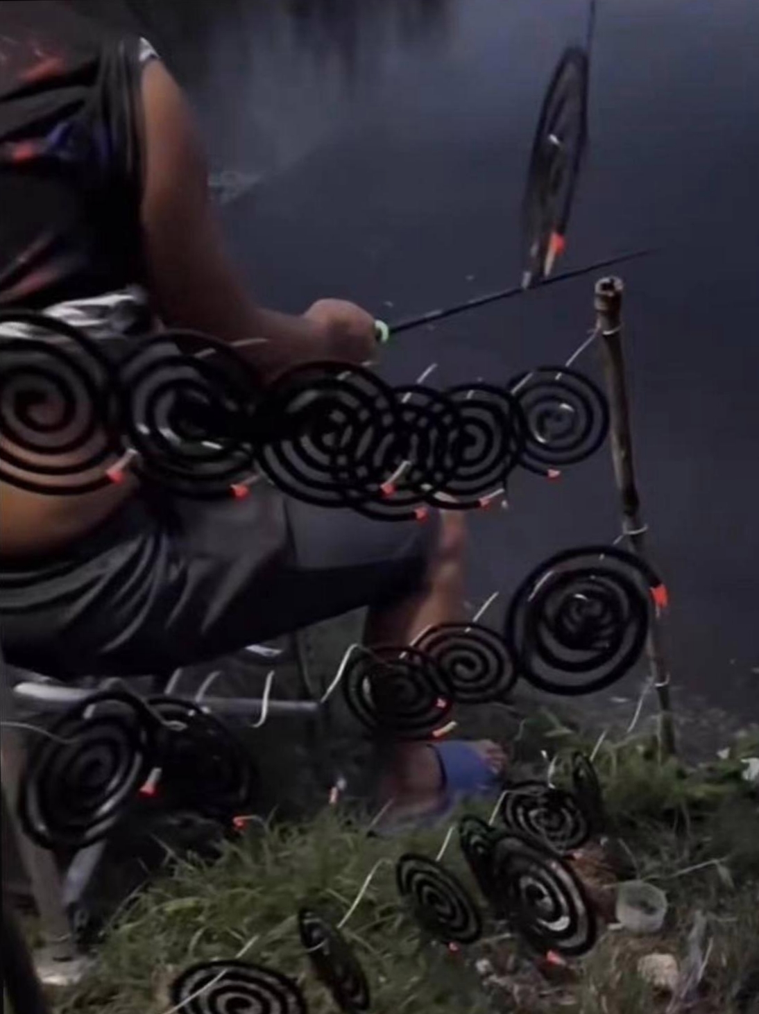 昨天堂弟去钓鱼,听他说旁边有位大哥,他鱼真的是绝