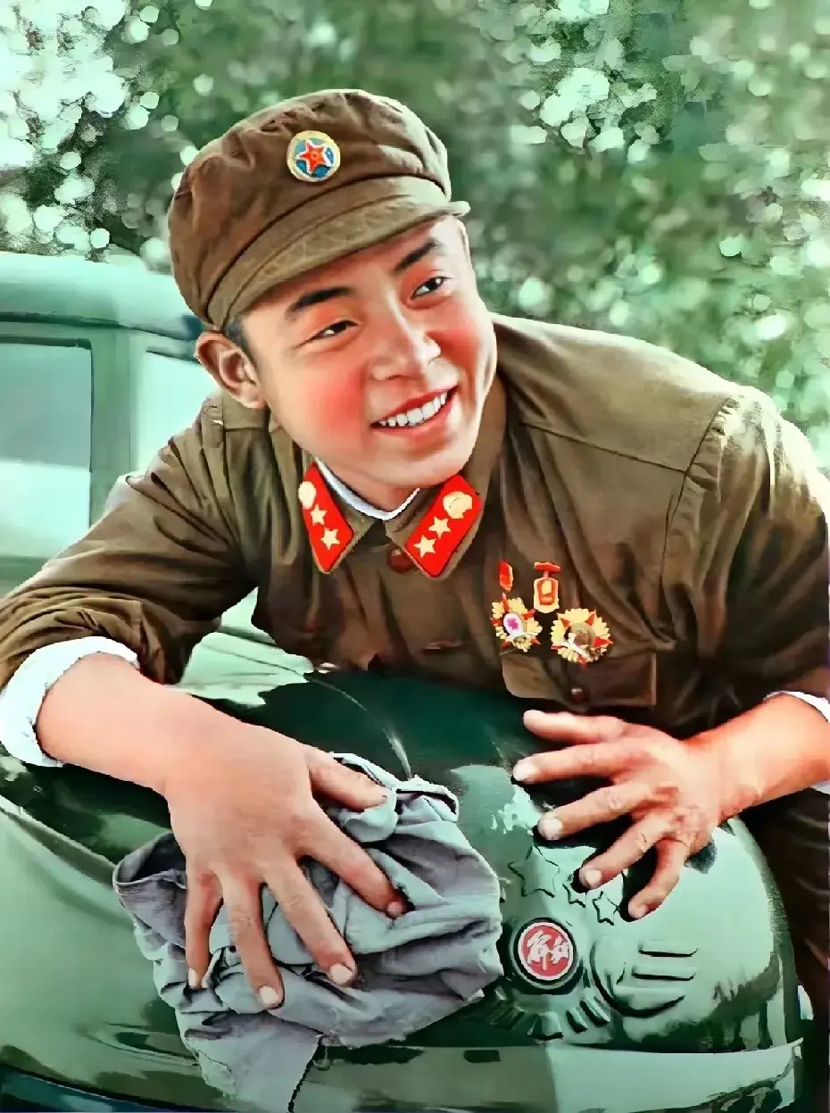 雷锋不仅是一个全心全意为人民服务的中国人民解放军,他永远是一座助