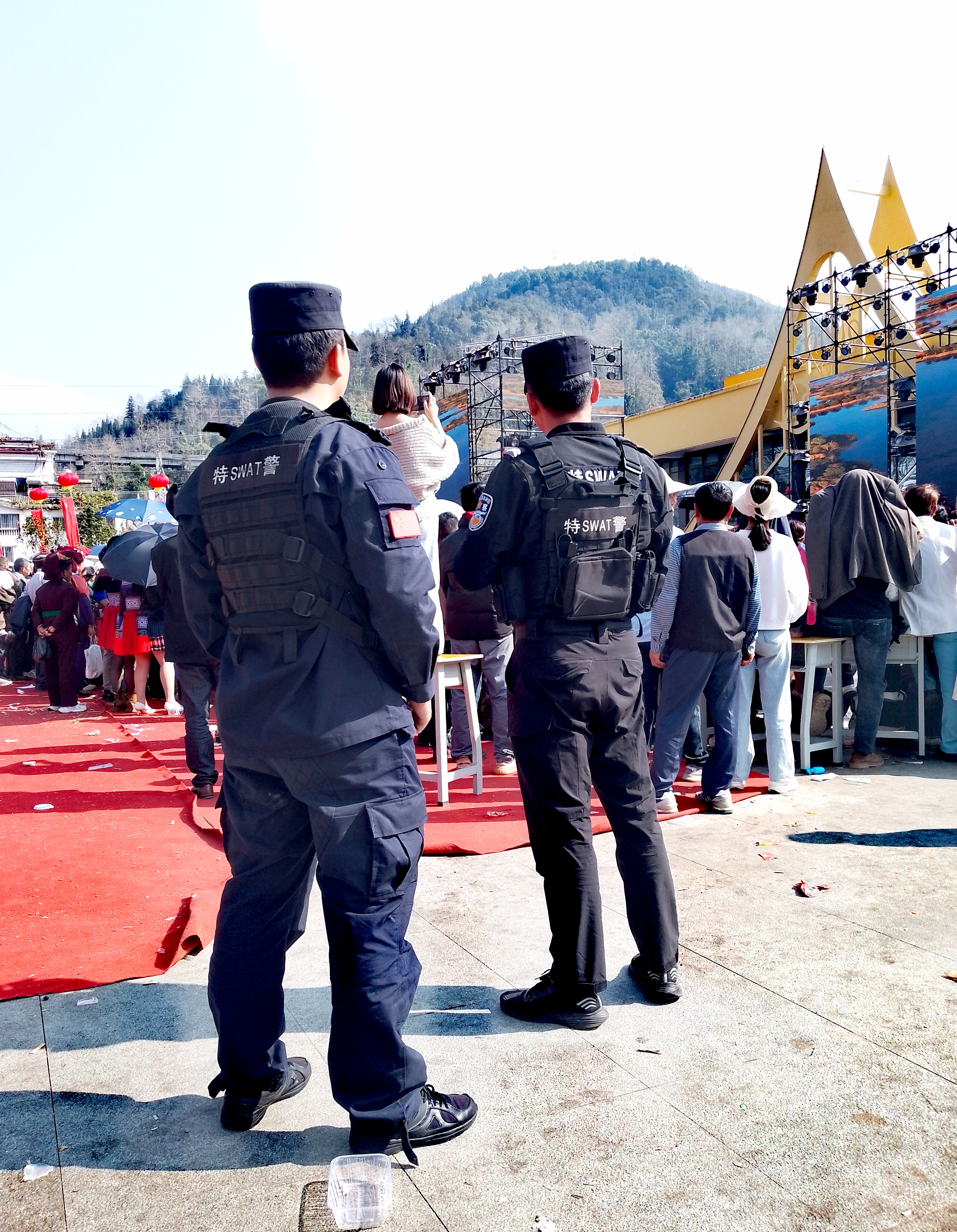 尤其饰沂侨嗣 警察我是人民警察中国现代艰难险阻警察包围万人场景