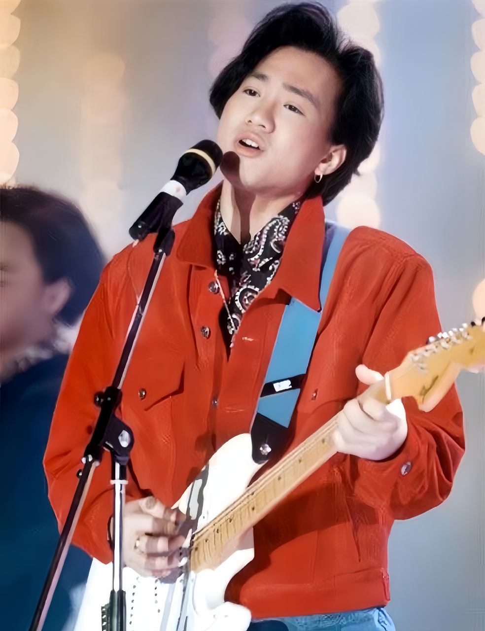 黄家驹:音乐传奇,舞台之魂  黄家驹,这个名字已成为音乐界的传奇.