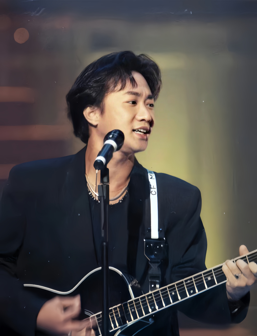 黄家驹:音乐传奇,舞台之魂  黄家驹,这个名字已成为音乐界的传奇.