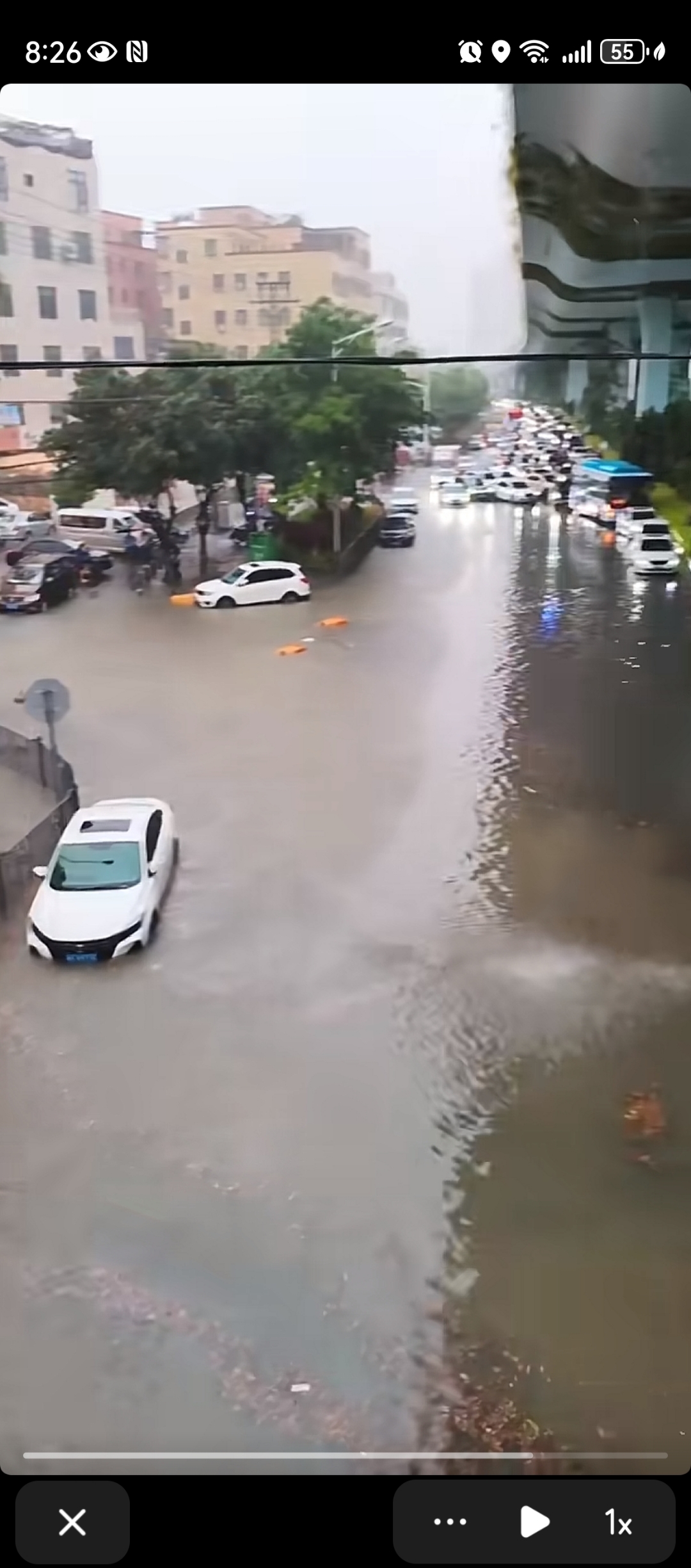 过年多去了,不知道有多少城市有去为酷路泽暴雨后马路上涨水真实照片
