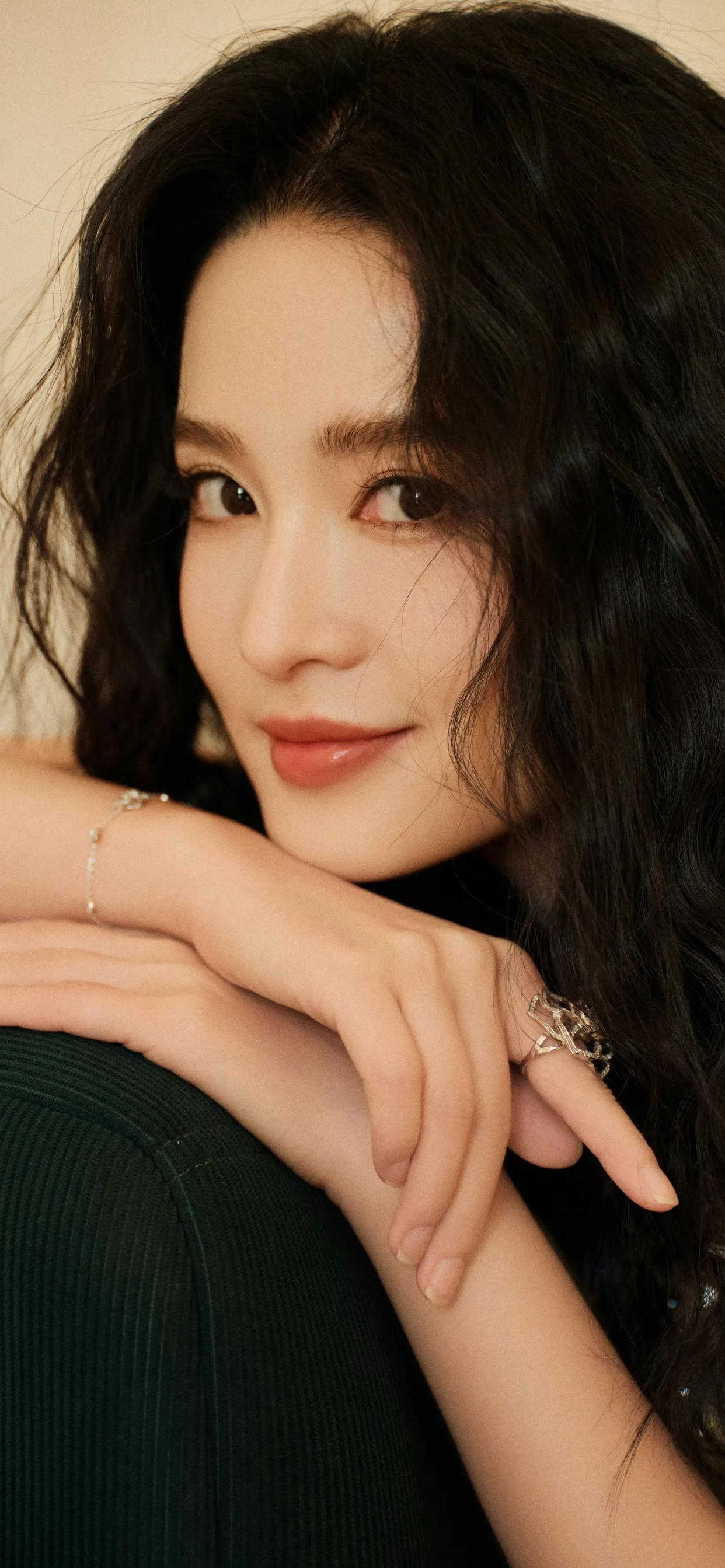 "李沁的温婉笑容,如春风拂面,让人心旷神怡