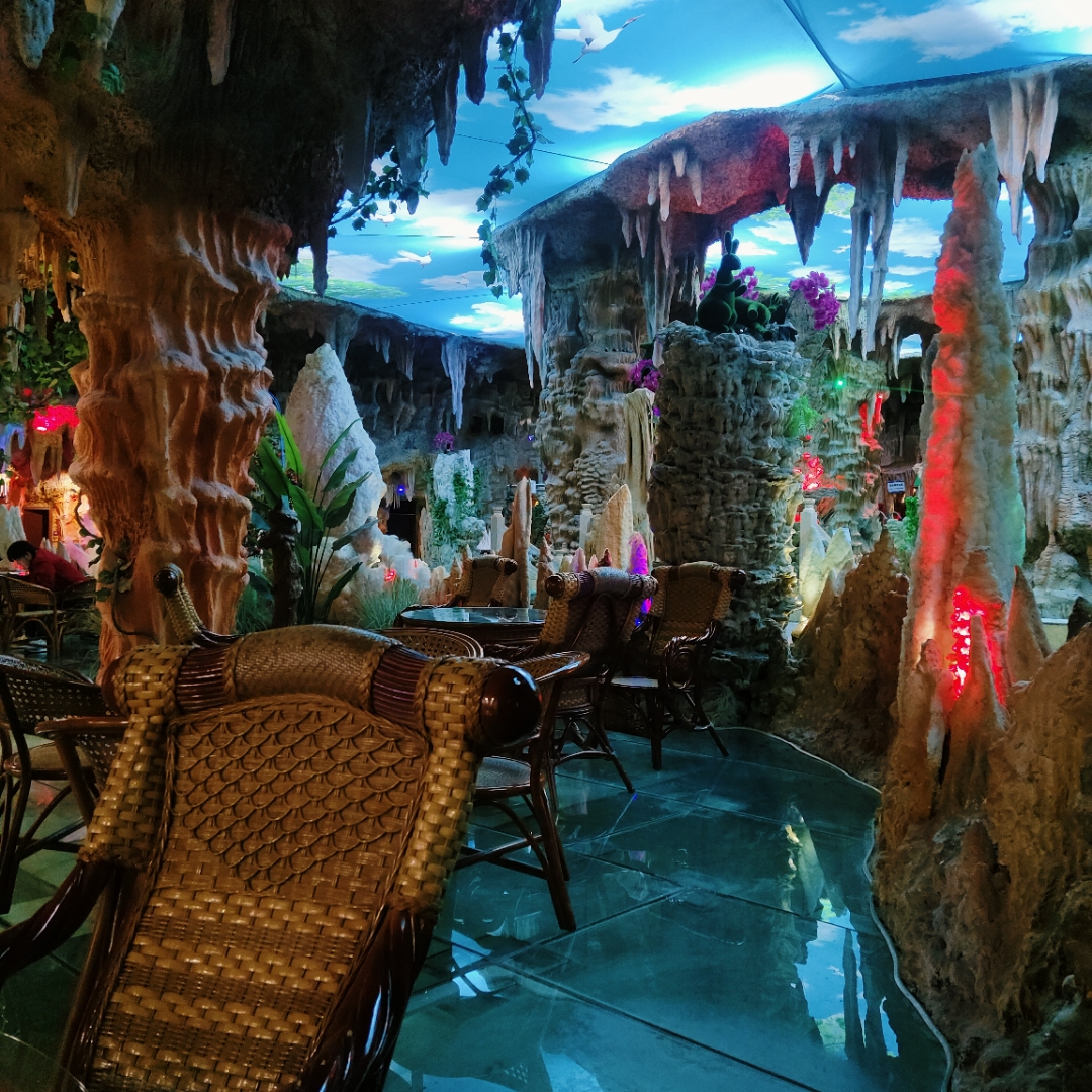 人生,宛如一幅斑斓的画卷,酸甜苦辣交织成独特的色彩