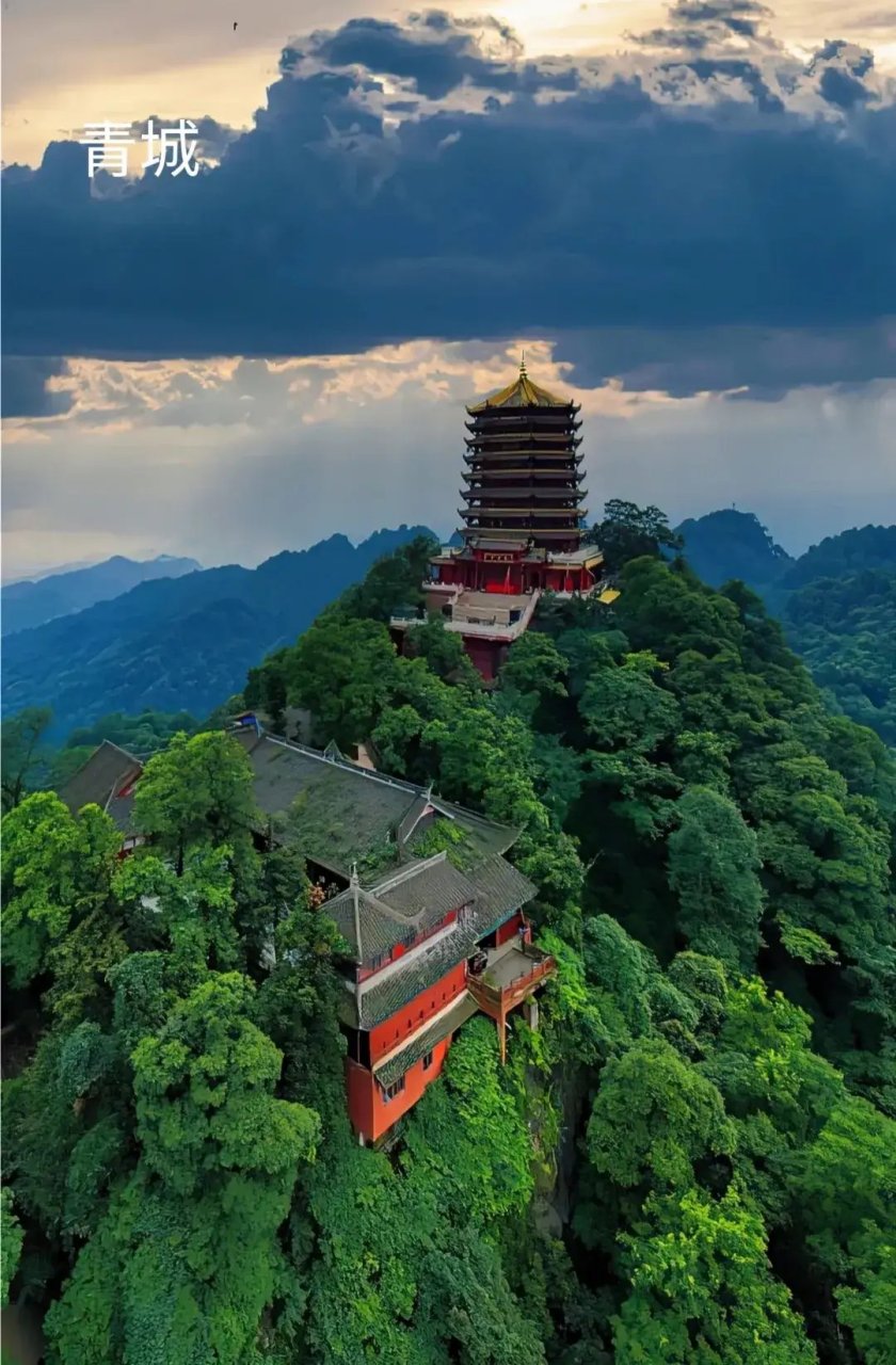 中国6大武林门派:  🚩少林寺:少林寺始建于北魏时期,坐落在河南嵩山