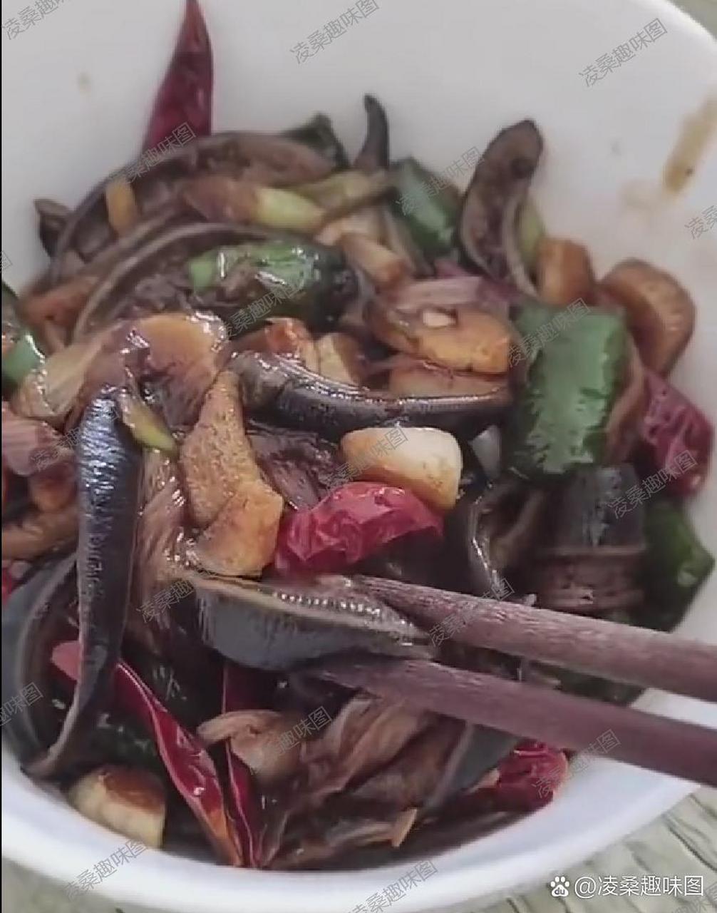 我从前只知道蚂蟥这东西是一味名贵中药材,拿来炒菜吃还是第一次见到!