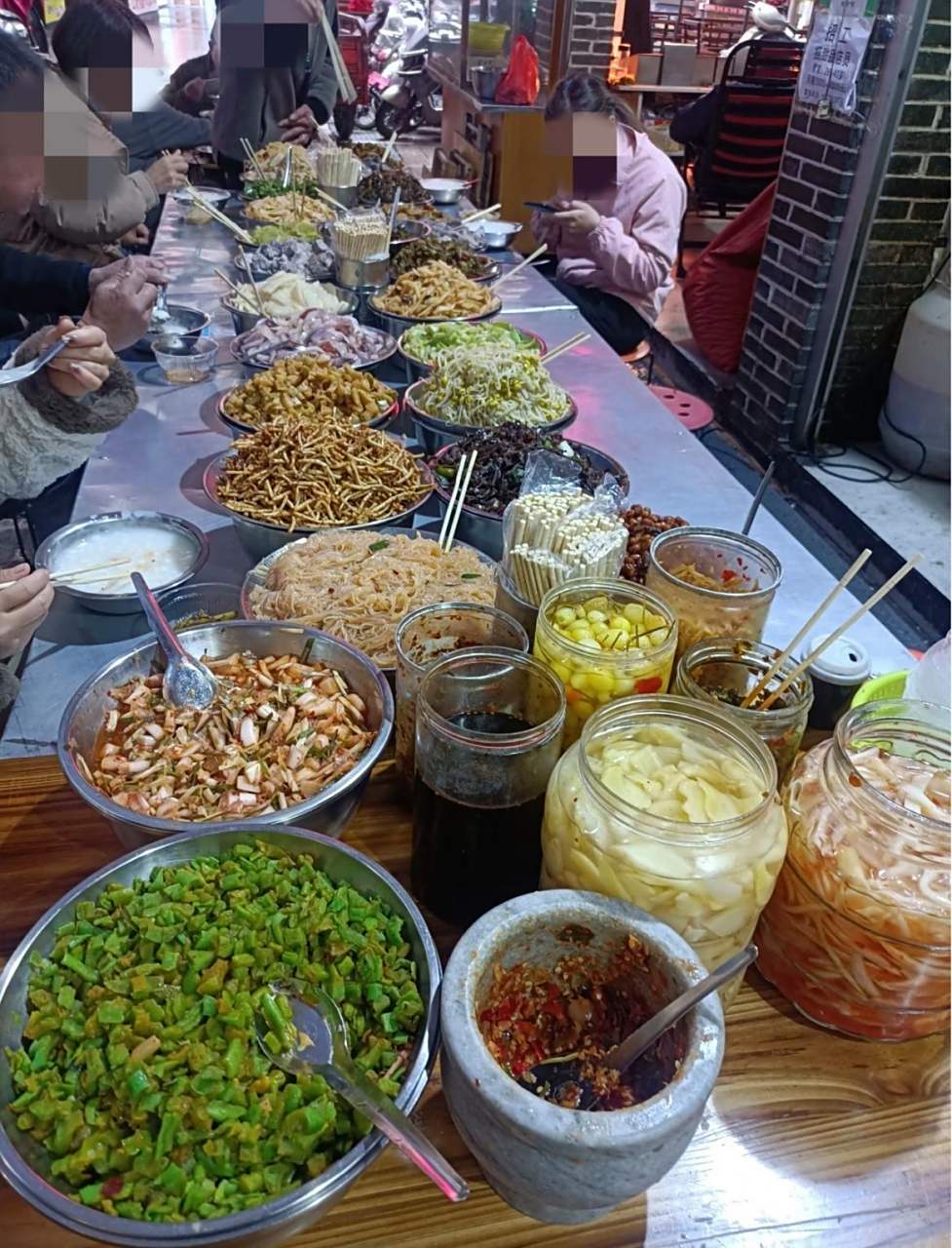 广西人的早点摊的白粥!白粥本身沒什么好吃的,但架不住人家配菜多呀!