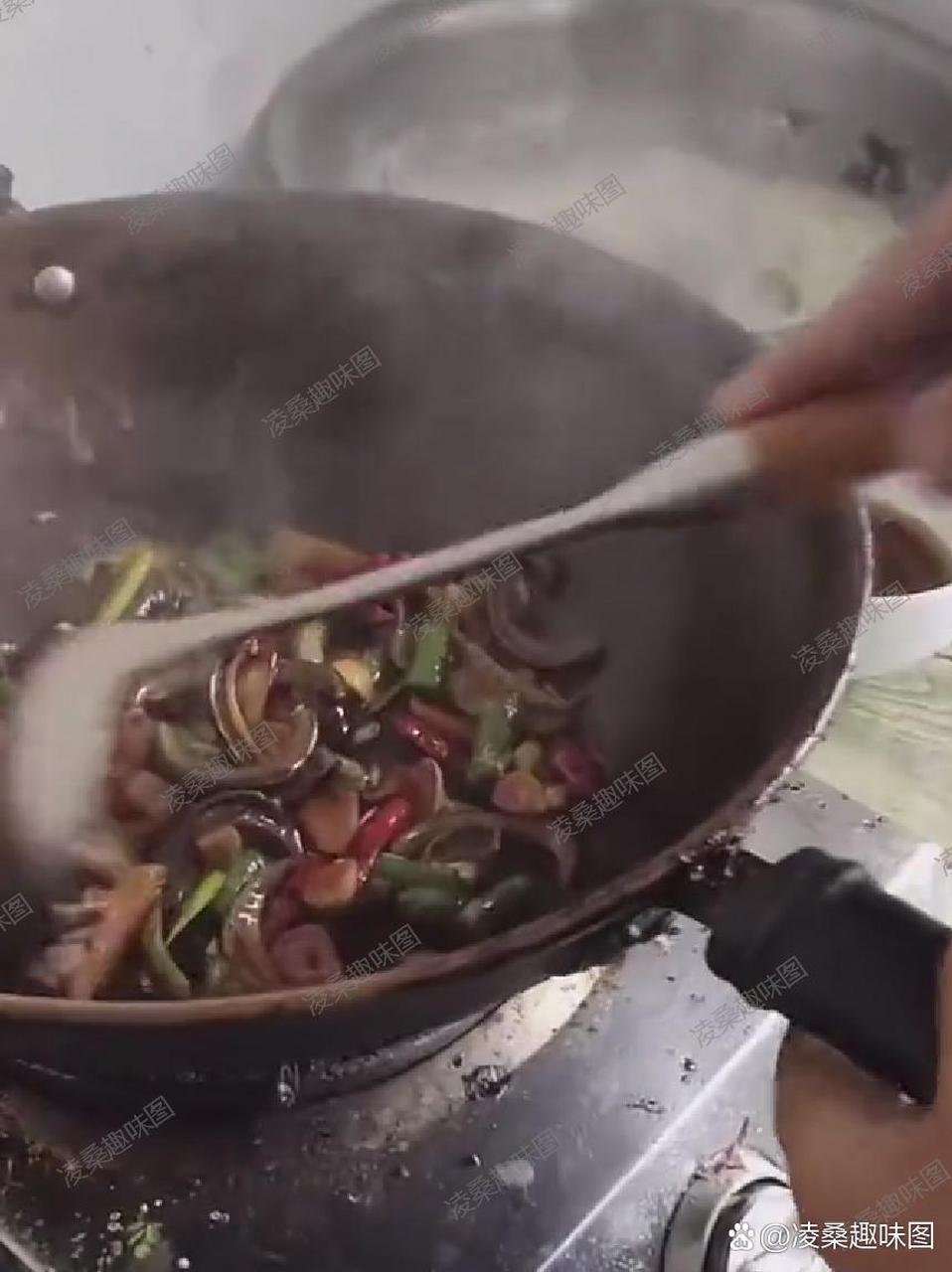 我从前只知道蚂蟥这东西是一味名贵中药材,拿来炒菜吃还是第一次见到!
