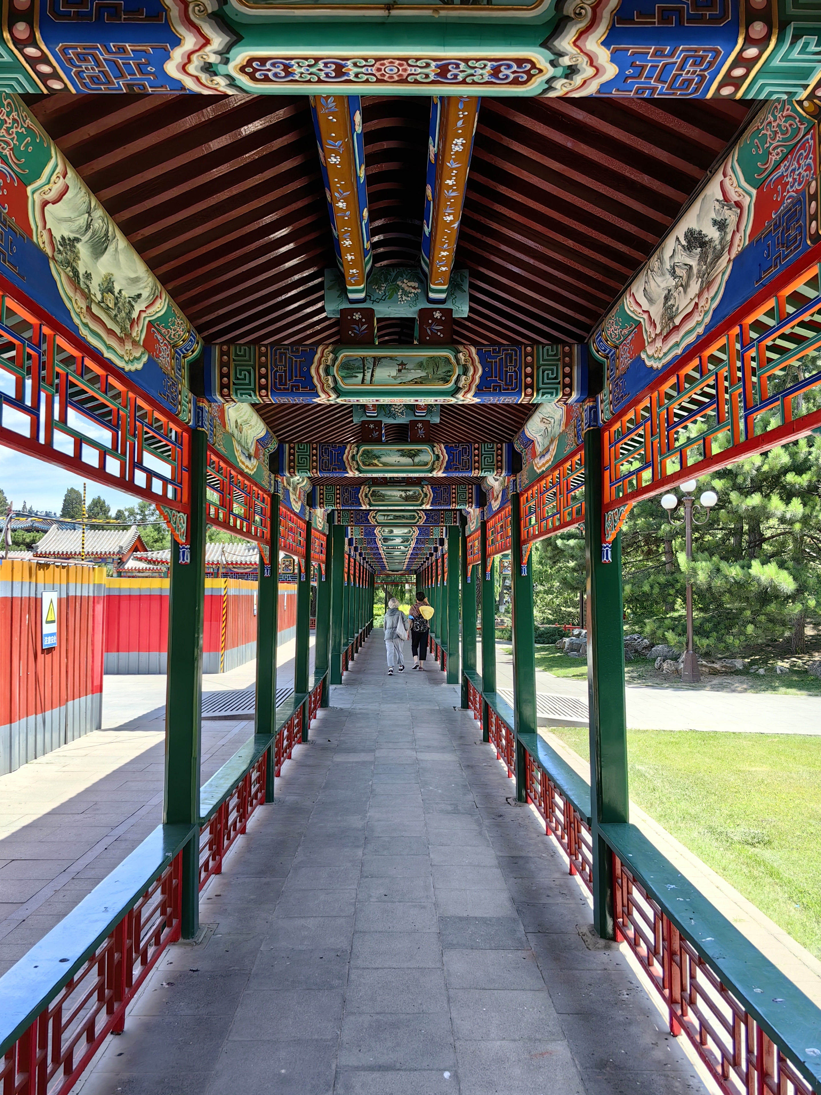 北京中山公园长廊始建于1924年,廊间枋梁上都绘有彩画,题材丰富