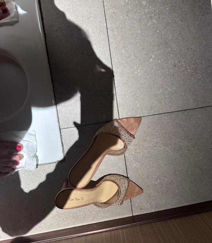 你们有我这样的感受吗?穿高跟鞋上厕所太累,这个办法真的不错