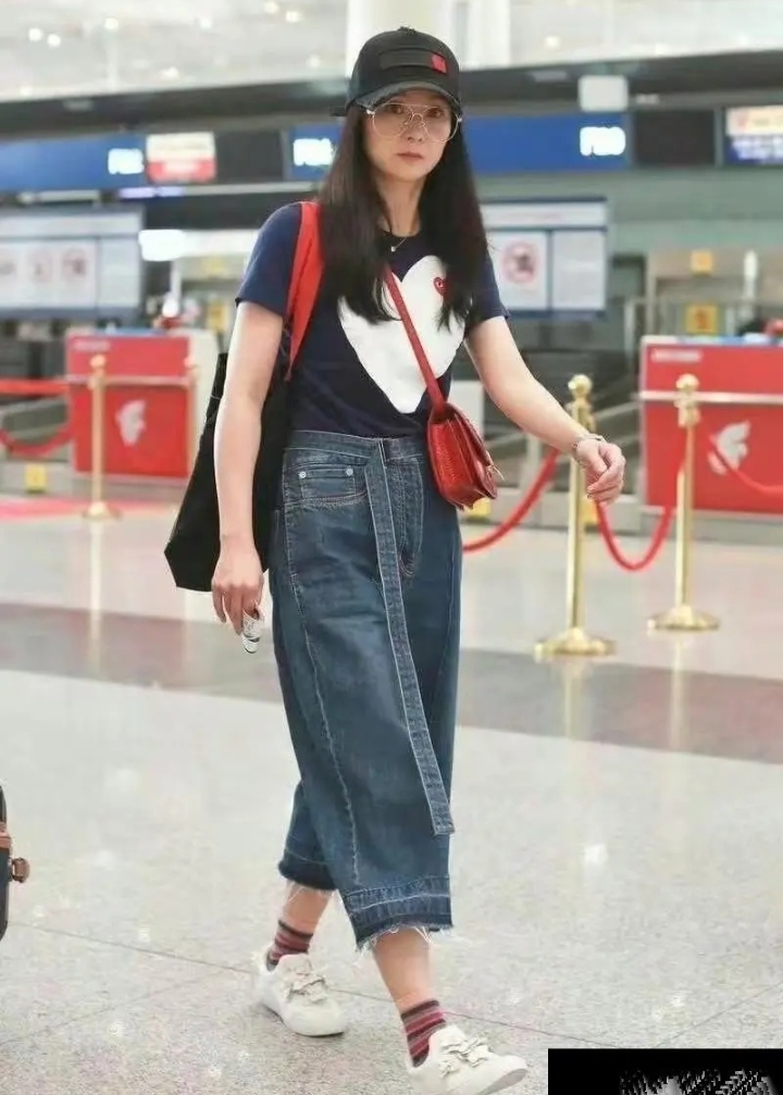 王艳属于古典类型的美,她真的不适合穿这种休闲衣服,倒显得个子矮了