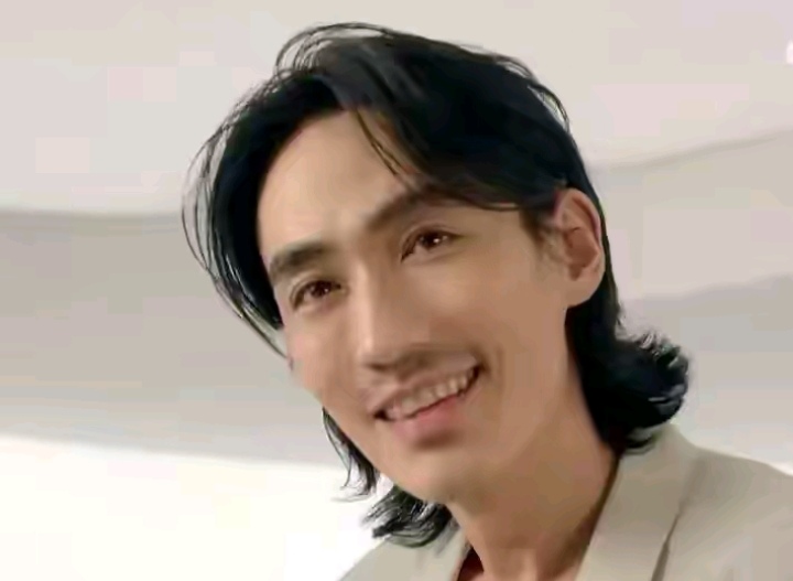 朱一龙断崖式衰老,不但留起了胡子,整个人的造型看上去老了20岁不止