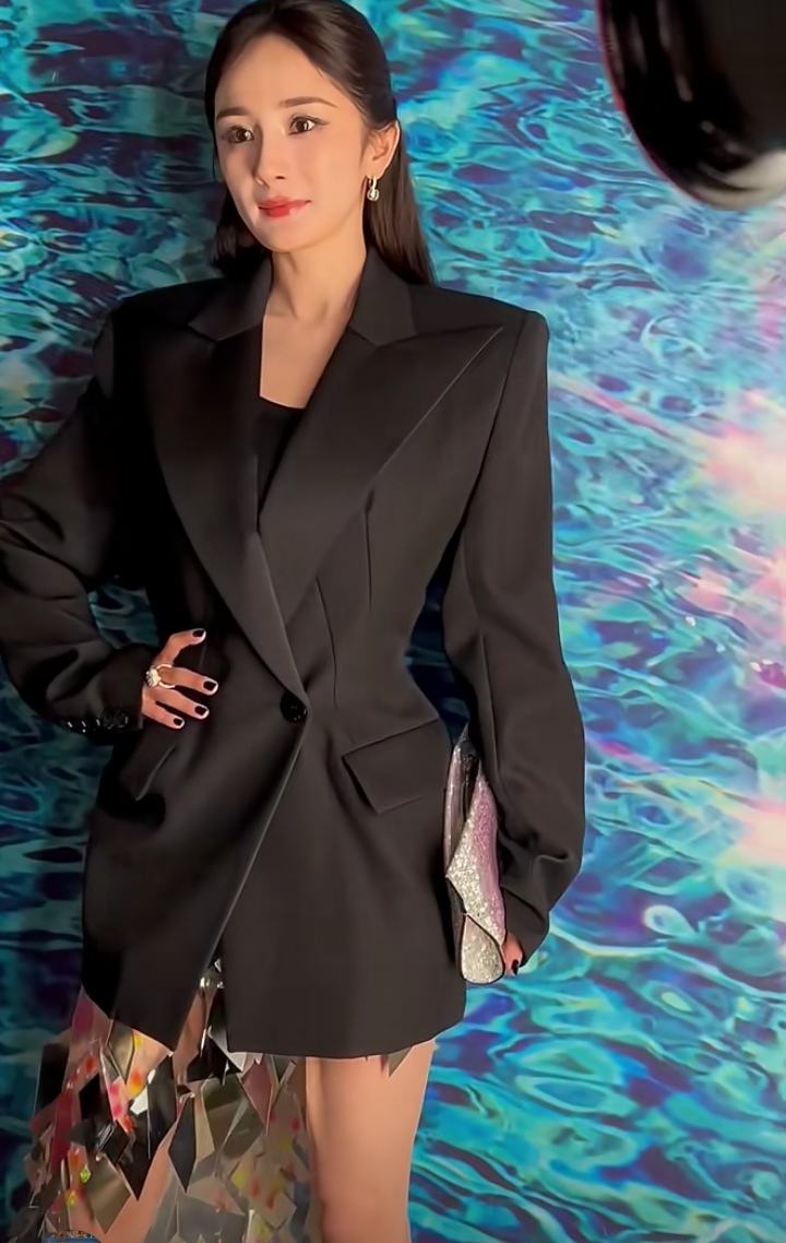 杨幂的黑色西服穿的真飒,但裙子就不敢恭维了,整个形象大打折扣,没有