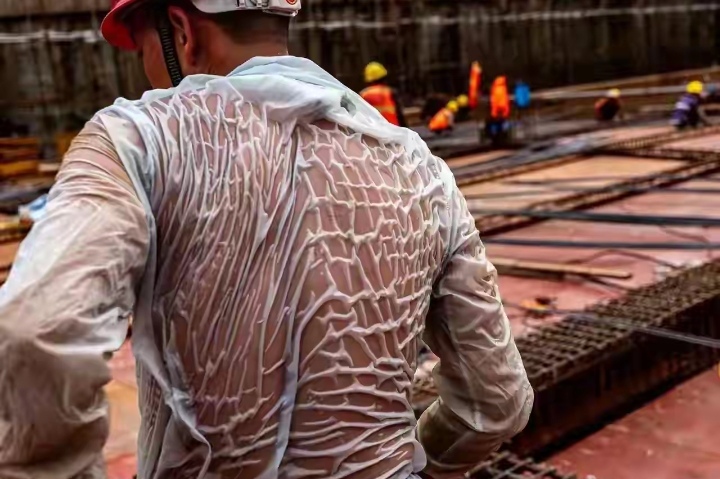 建筑工地的工人真辛苦,满身全是汗,衣服已经粘身上了