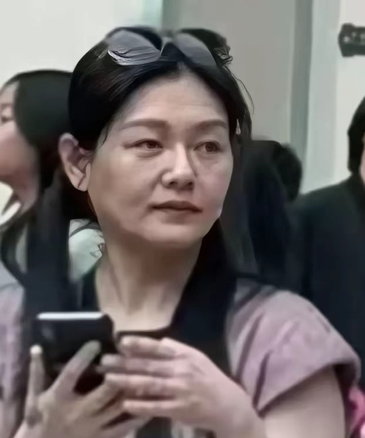 网友在韩国偶遇大s拍的,整个人看上去又憔悴又老,体型发福,法令纹明显