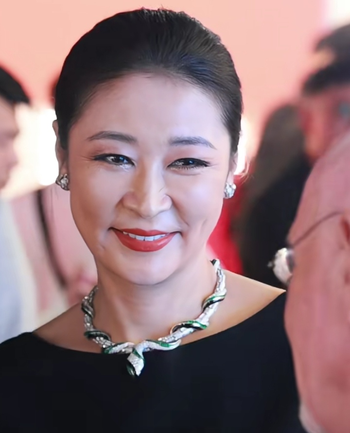 梁静出席活动,身上自带女强人气质,虽然也老了,发腮了也长了鱼尾纹