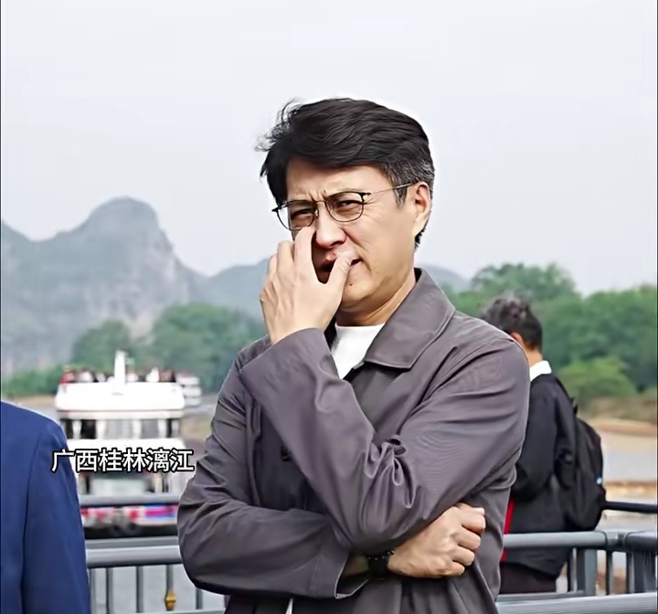 靳东老了,脸上皱纹横生,法令纹也很深,一下显得老了20岁不止