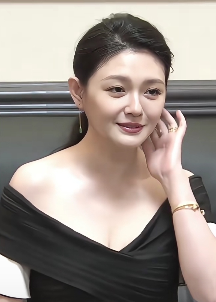 大s怼脸拍,将近50岁看上去好年轻啊,虽然法令纹很重也胖了,但看上去很