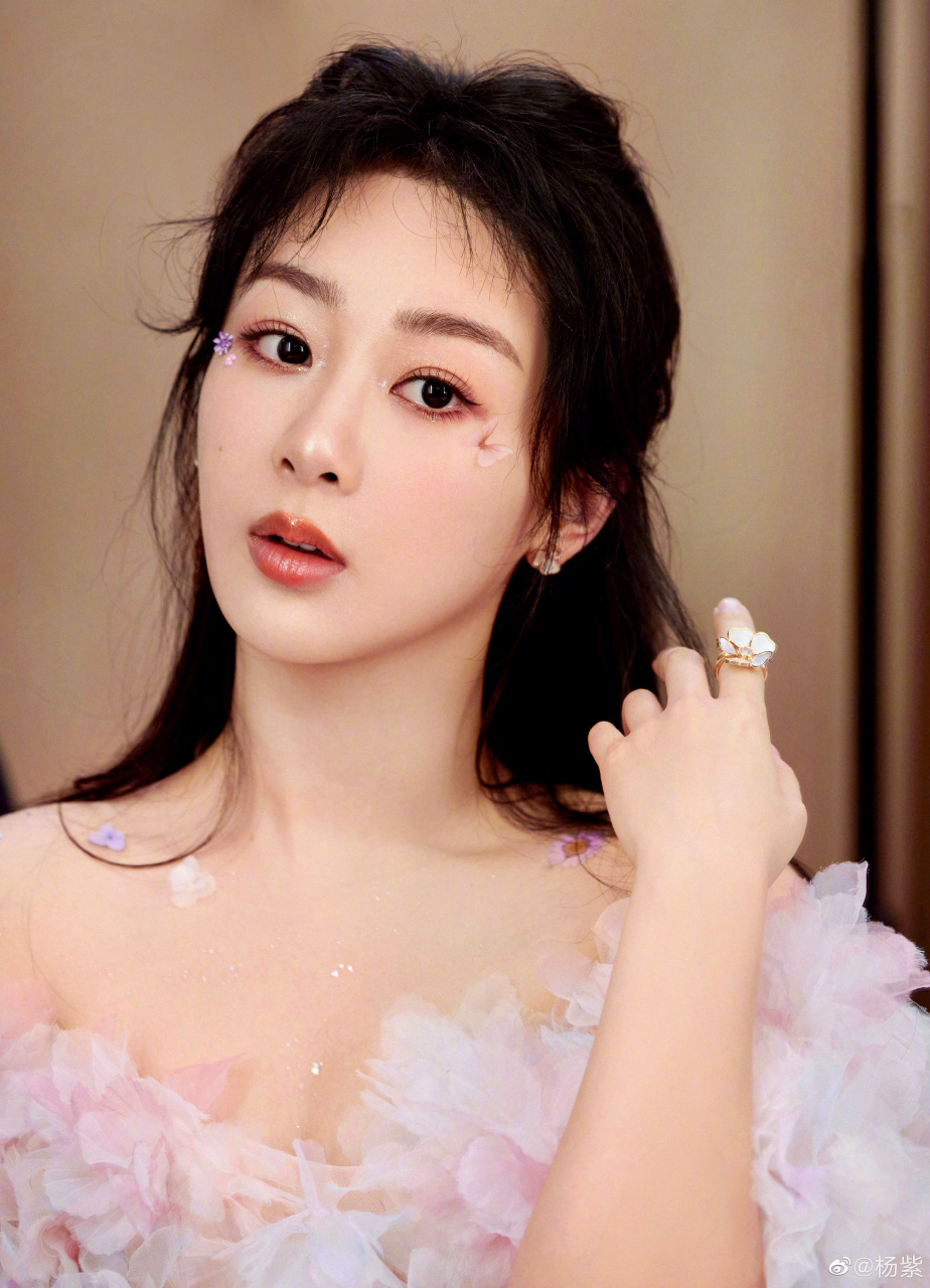 杨紫作为一名备受关注的年轻演员,展现出了出色的演技和多面的才华.