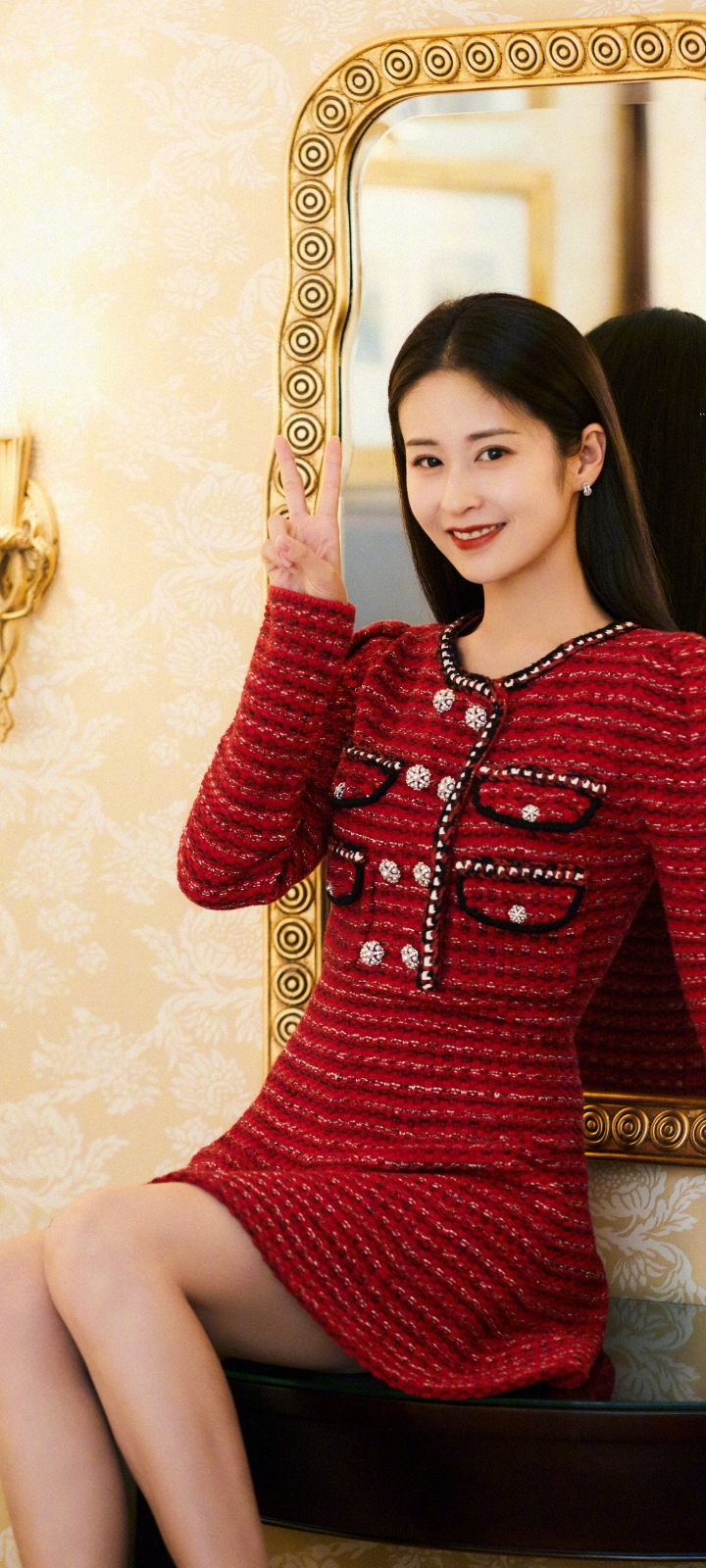 颖儿是一位中国内地影视女演员和歌手,本名刘颖,1988年12月12日出生于