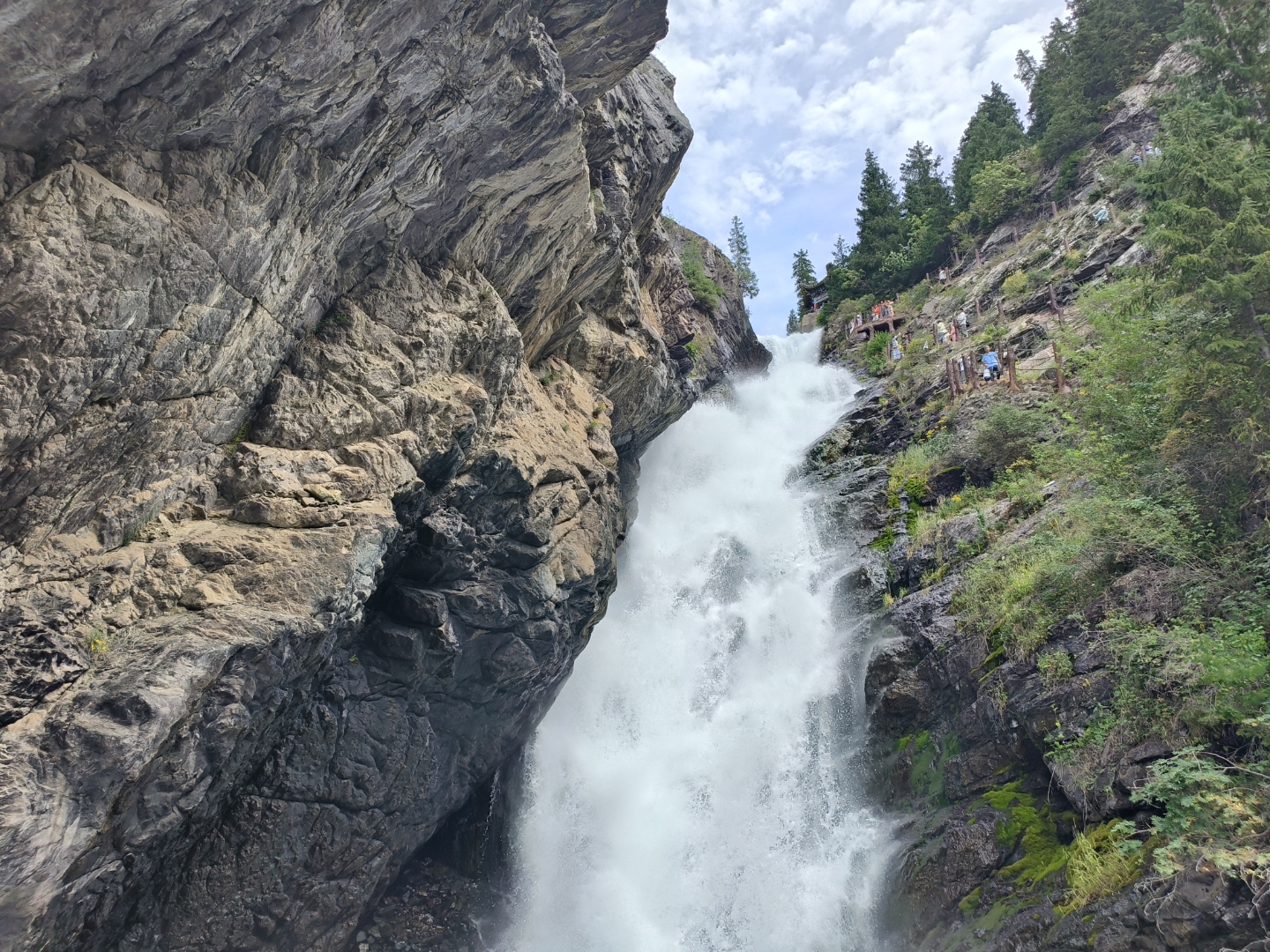 新疆天山天池流向哪里 新疆天山天池流向哪里