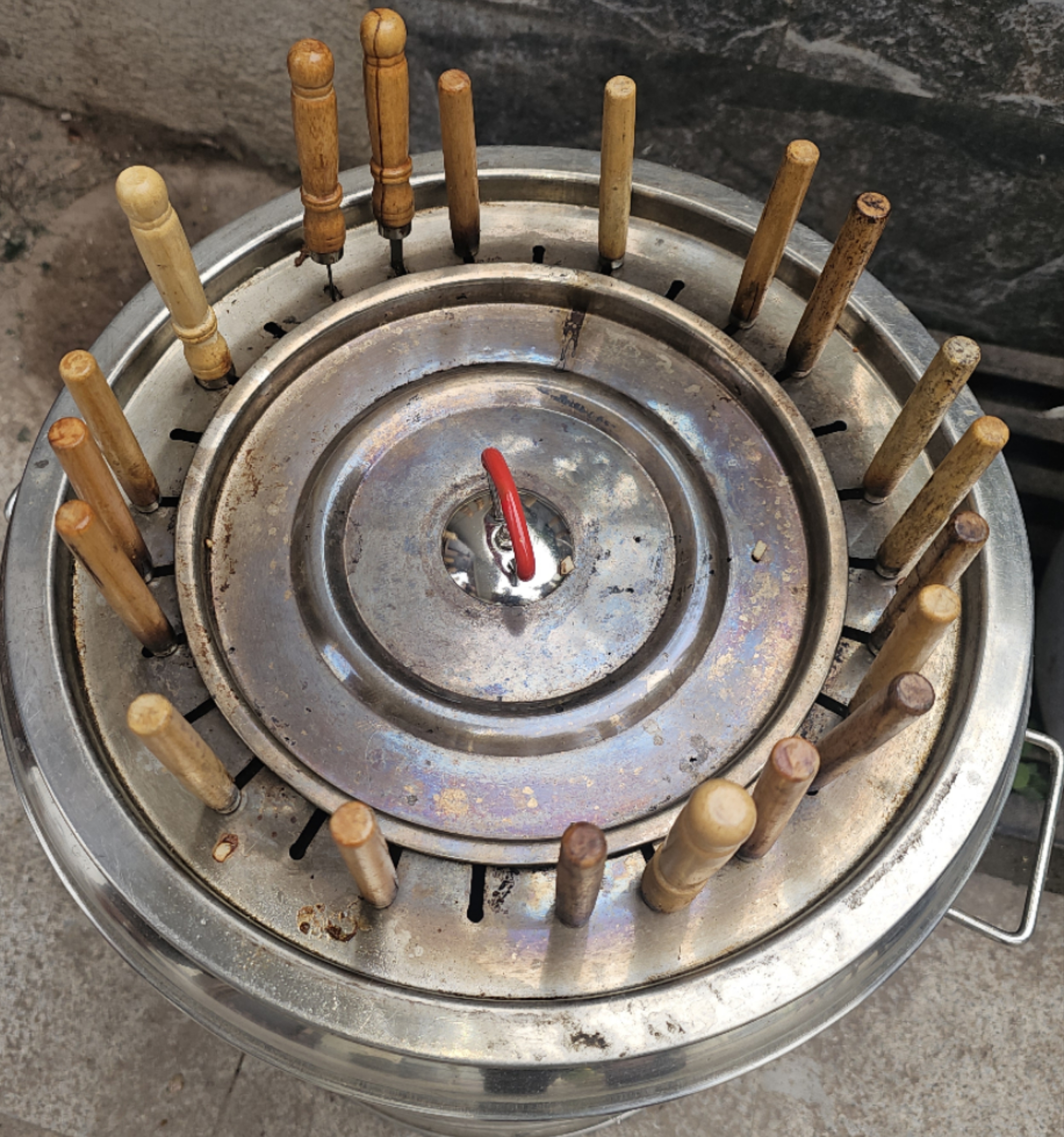 昨天走亲戚,午饭撸串,1串2两左右,滋滋冒油的羊肉