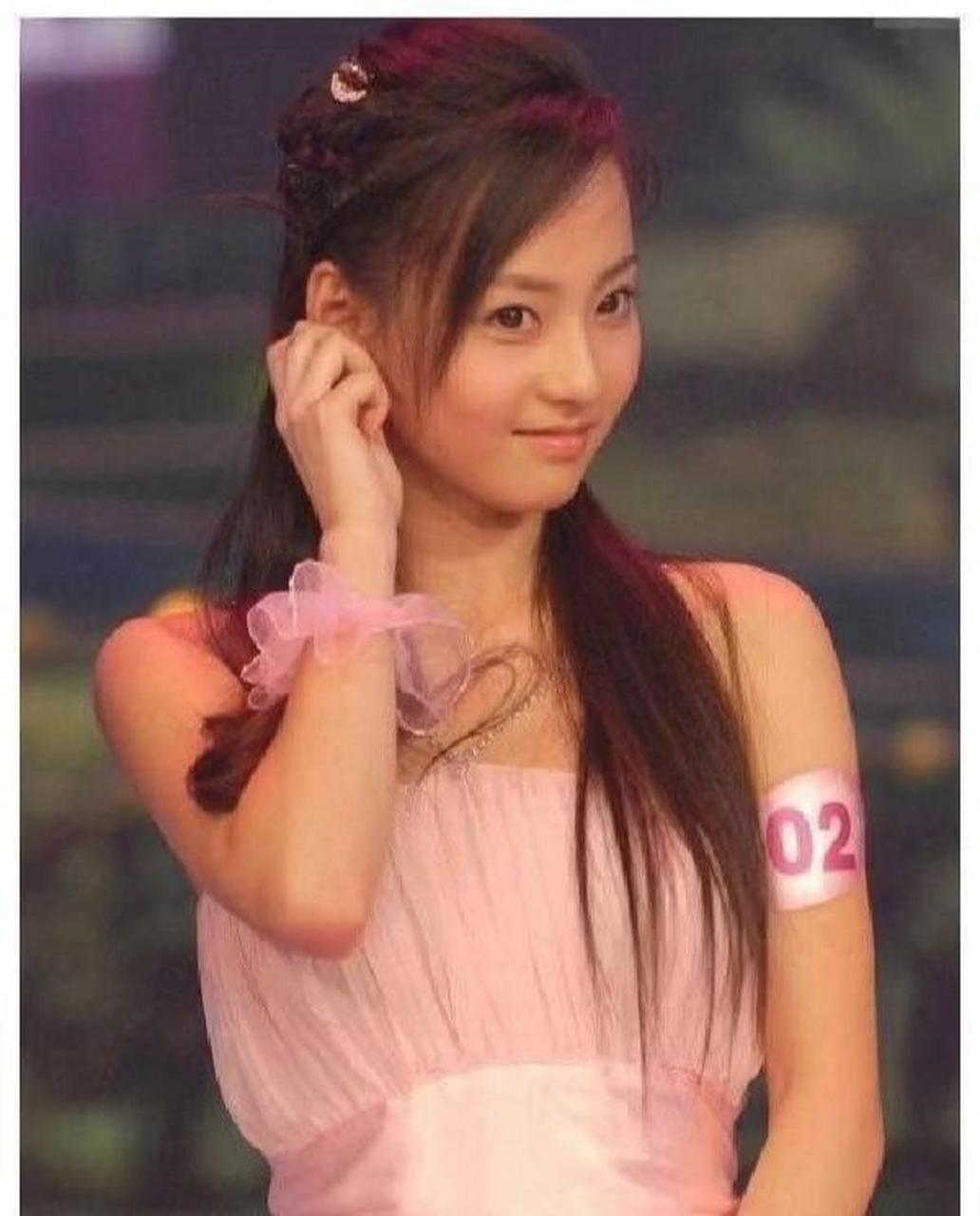 张嘉倪刚出道时早期照片,还是挺漂亮的呀