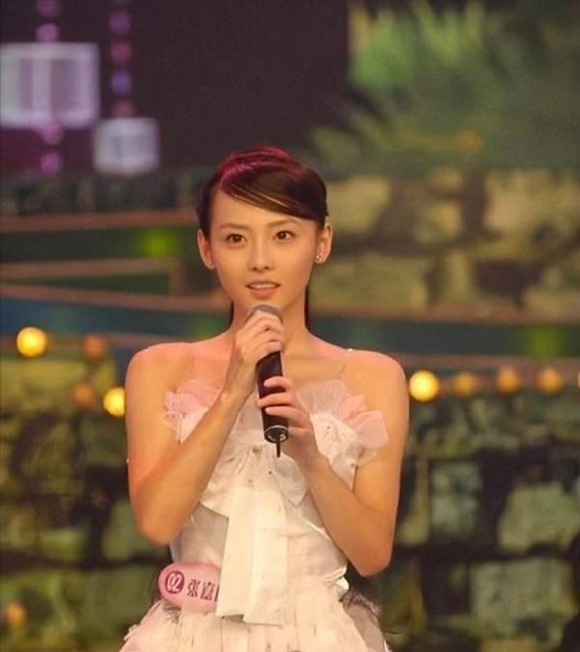 张嘉倪刚出道时早期照片,还是挺漂亮的呀