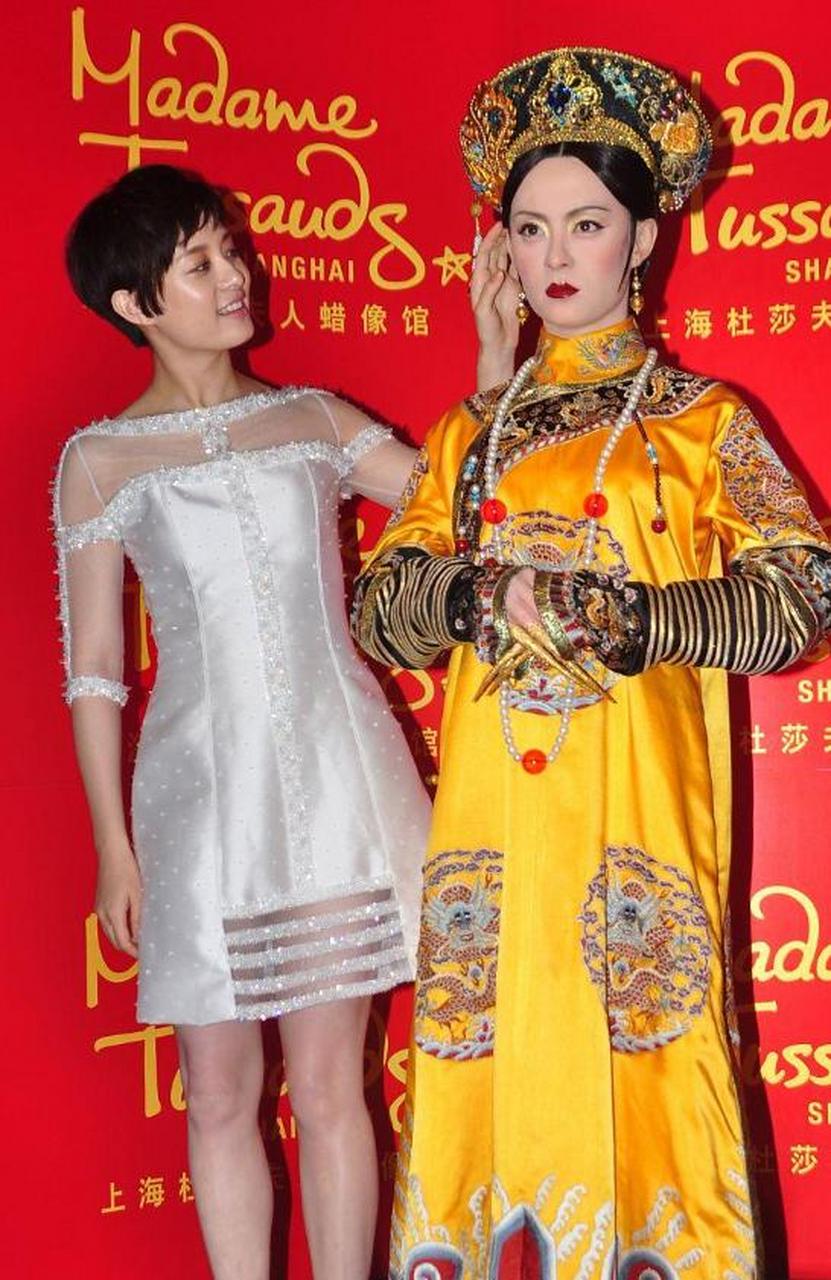 孙俪#  孙俪与"甄嬛"合影啦!她亲了她,你见过吗?蜡像做得太逼真 !!