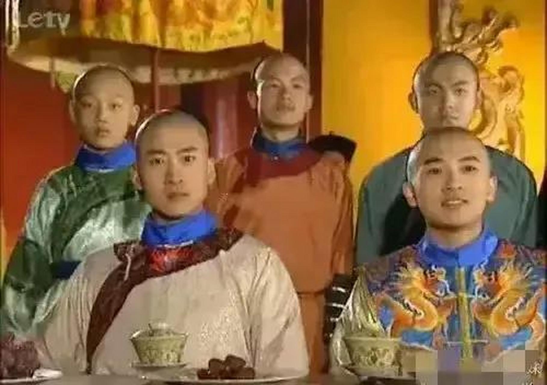 紫薇和金锁俩人可以坐在一群格格前面,尔康可以坐在一群皇子前面,尔康