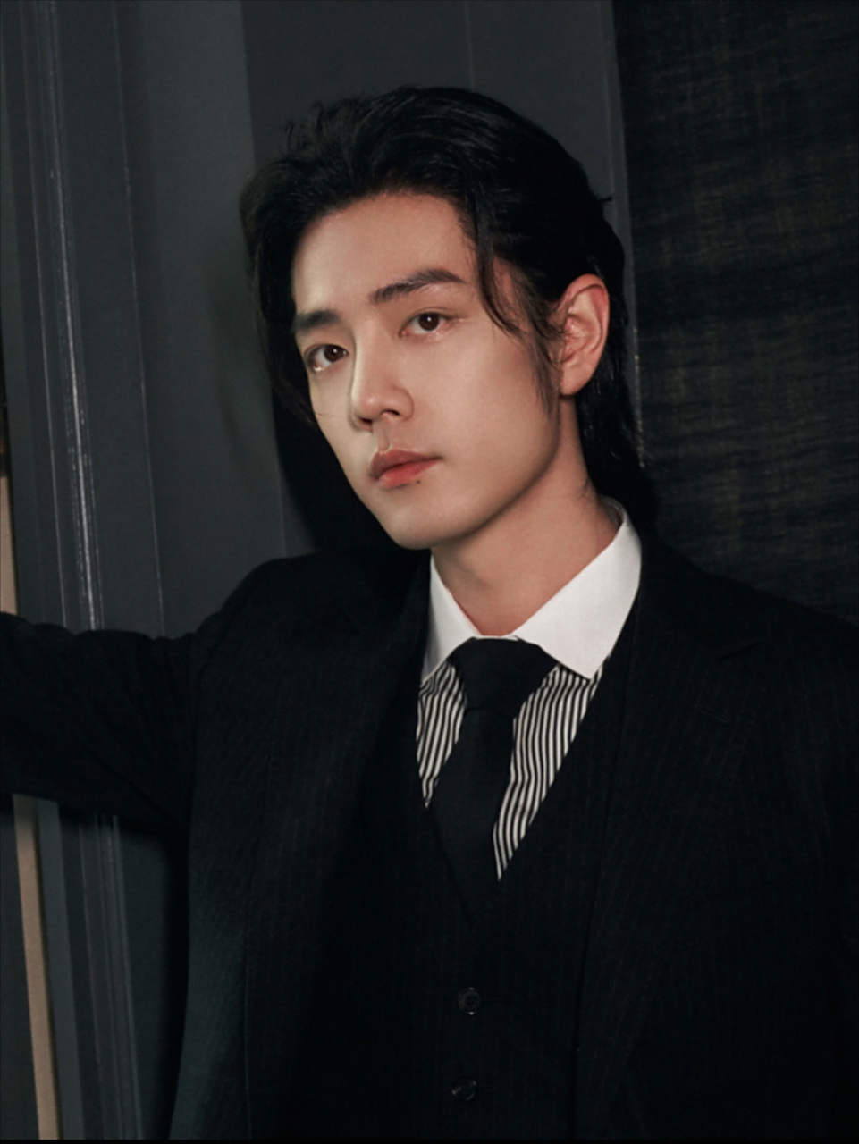 肖战出席拉夫劳伦新加坡活动,黑色狼尾大背头造型真是让人眼前一亮!