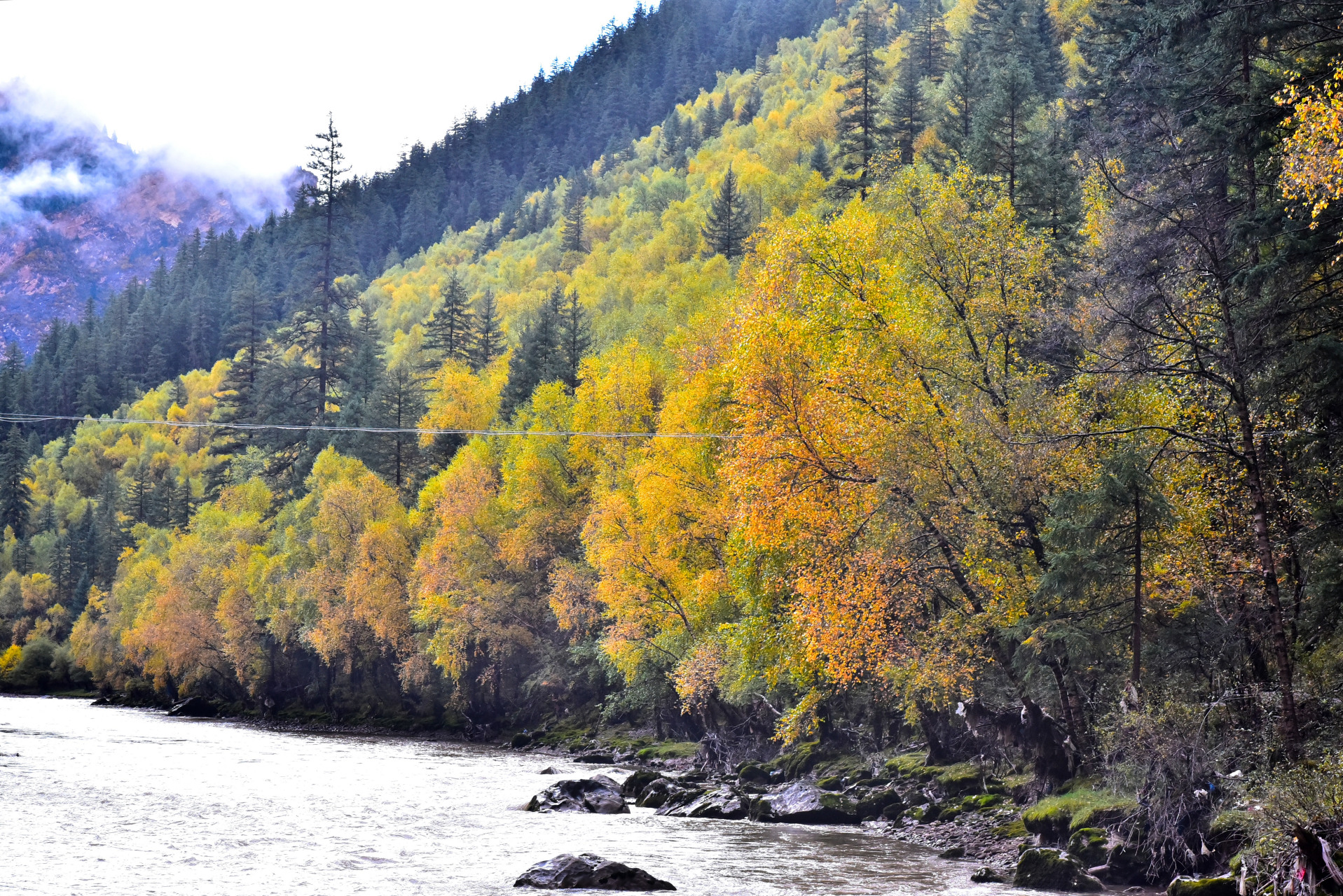 西藏江达县景色.从孜珠寺下来,沿317国道到昌都.