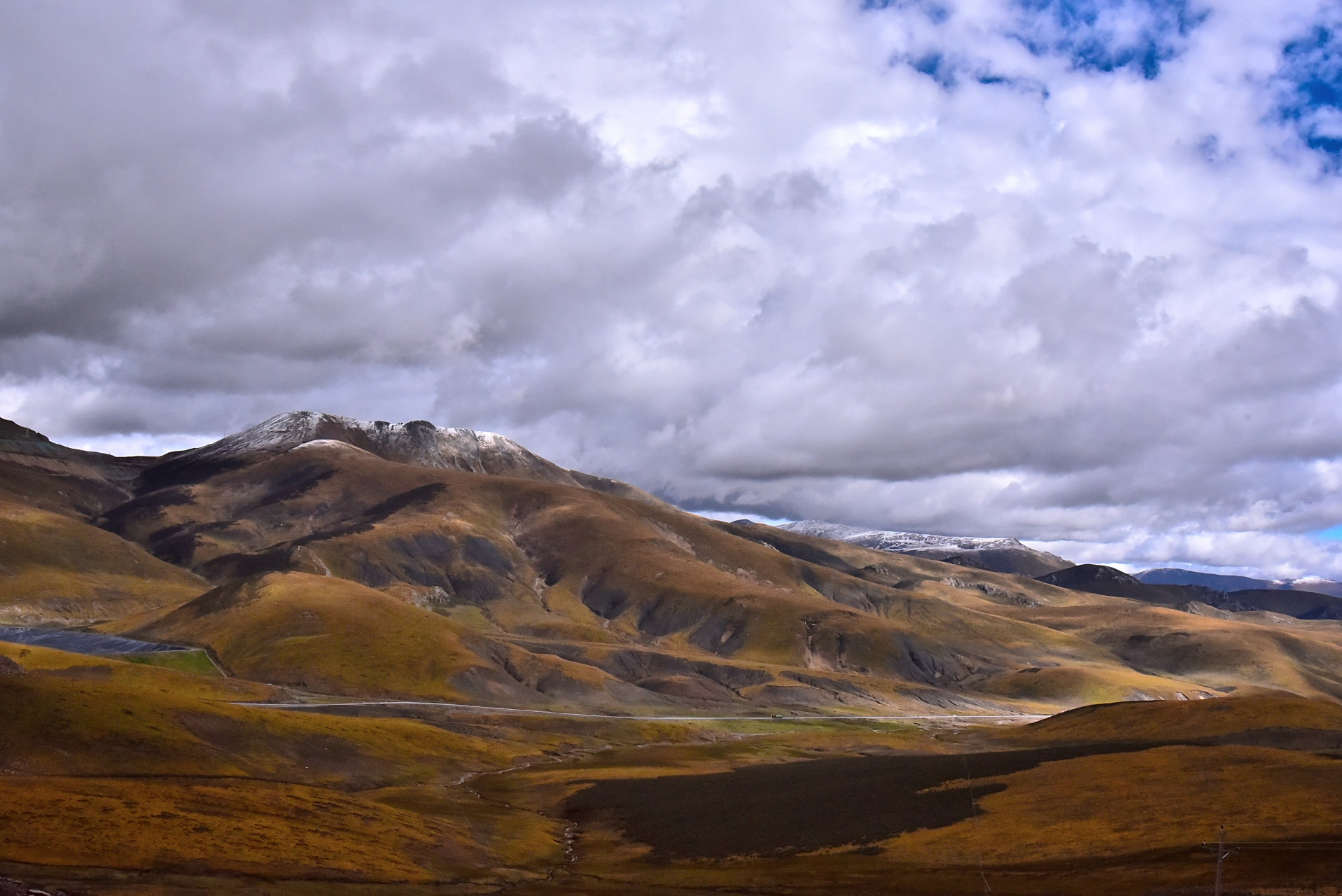 西藏江达县景色.从孜珠寺下来,沿317国道到昌都.