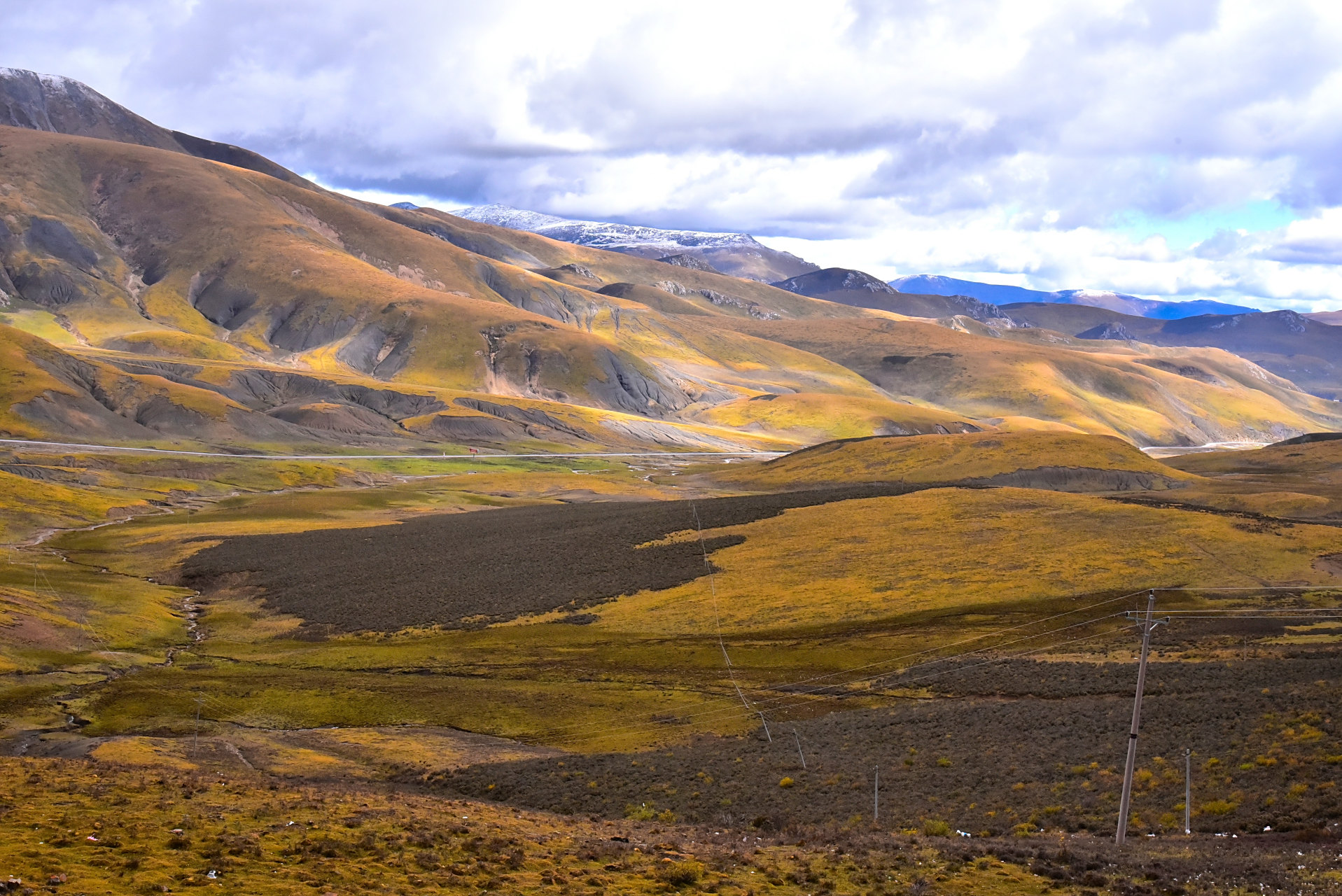 西藏江达县景色.从孜珠寺下来,沿317国道到昌都.