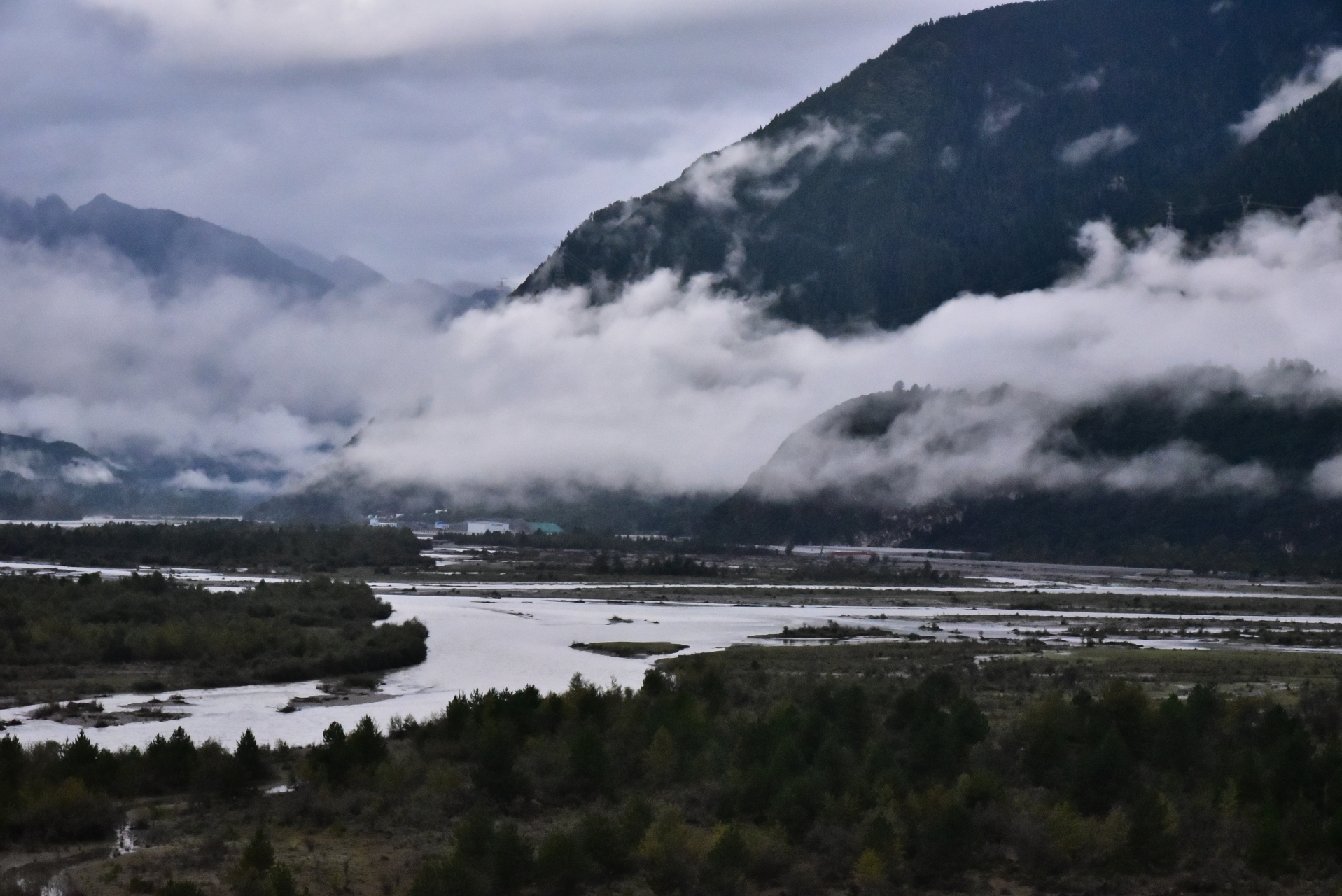 波密县扎木镇周边景色美如画,既有江南水乡的弯曲水道,茂密的森林