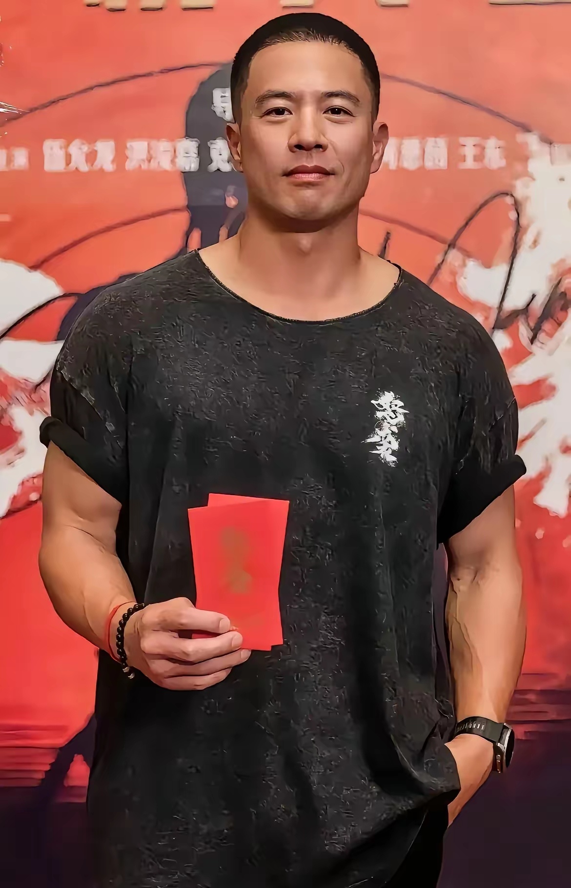 其实男人眼中的帅哥是安志杰这样的, 肤色不是很白,略黑!