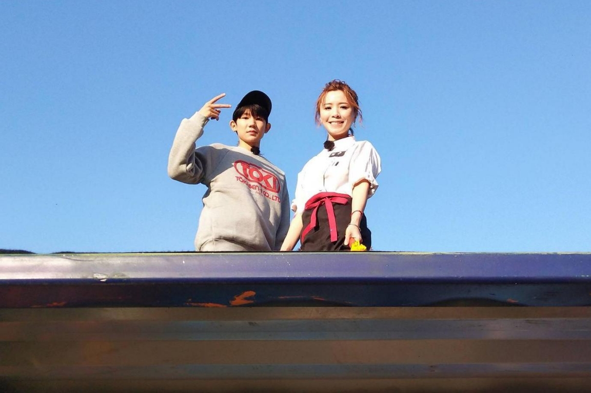 近日,黄雅莉晒出与王源的合影,大着孕肚笑容满面,与王源的互动充满