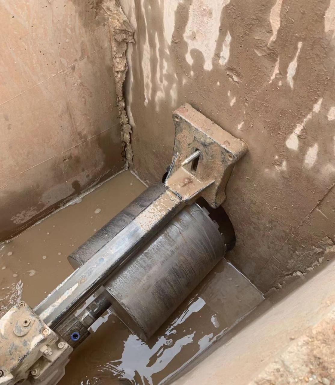 今天在工地打孔,水钻打洞,也算是一种特别的体验