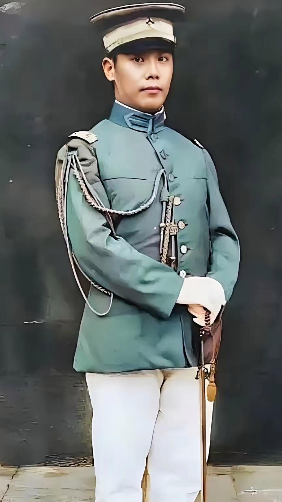 1948 年,70 岁的袁克定穷困潦倒,流落街头